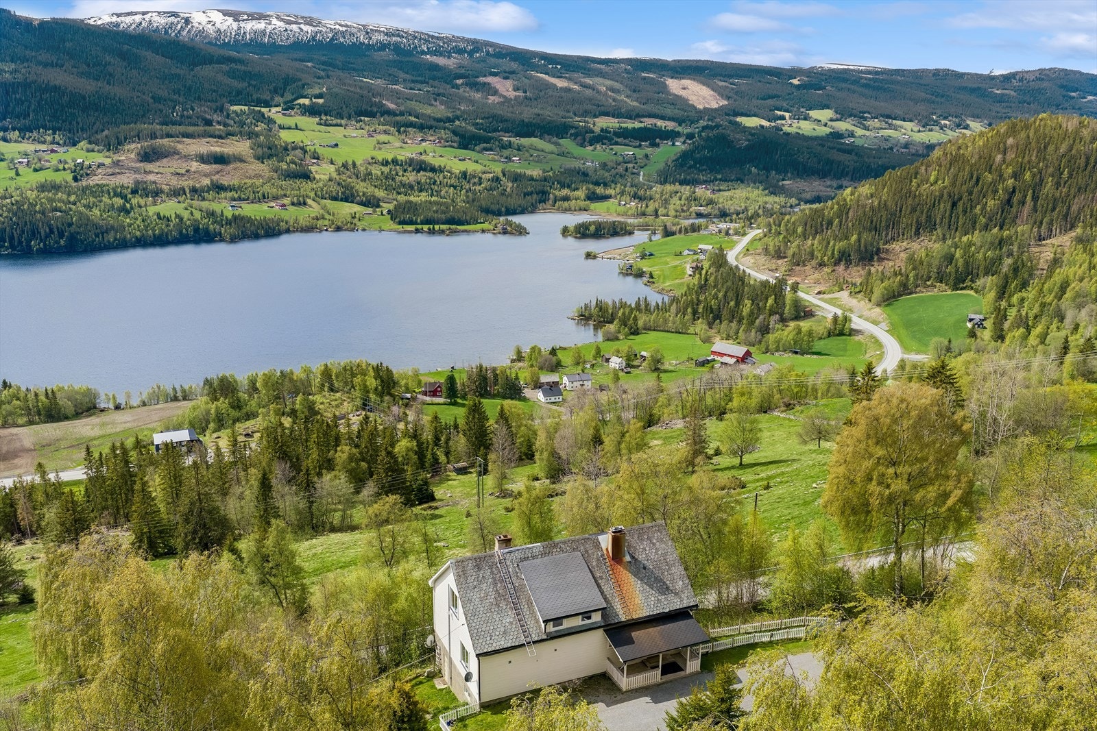 Her er det flott utsikt til Slidrefjorden og Vestsida, og gode solforhold hele året. Boligen ligger i hellende terreng, men med opparbeidet flat og gruset gårdsplass, plen og beplantning. Galleribilde