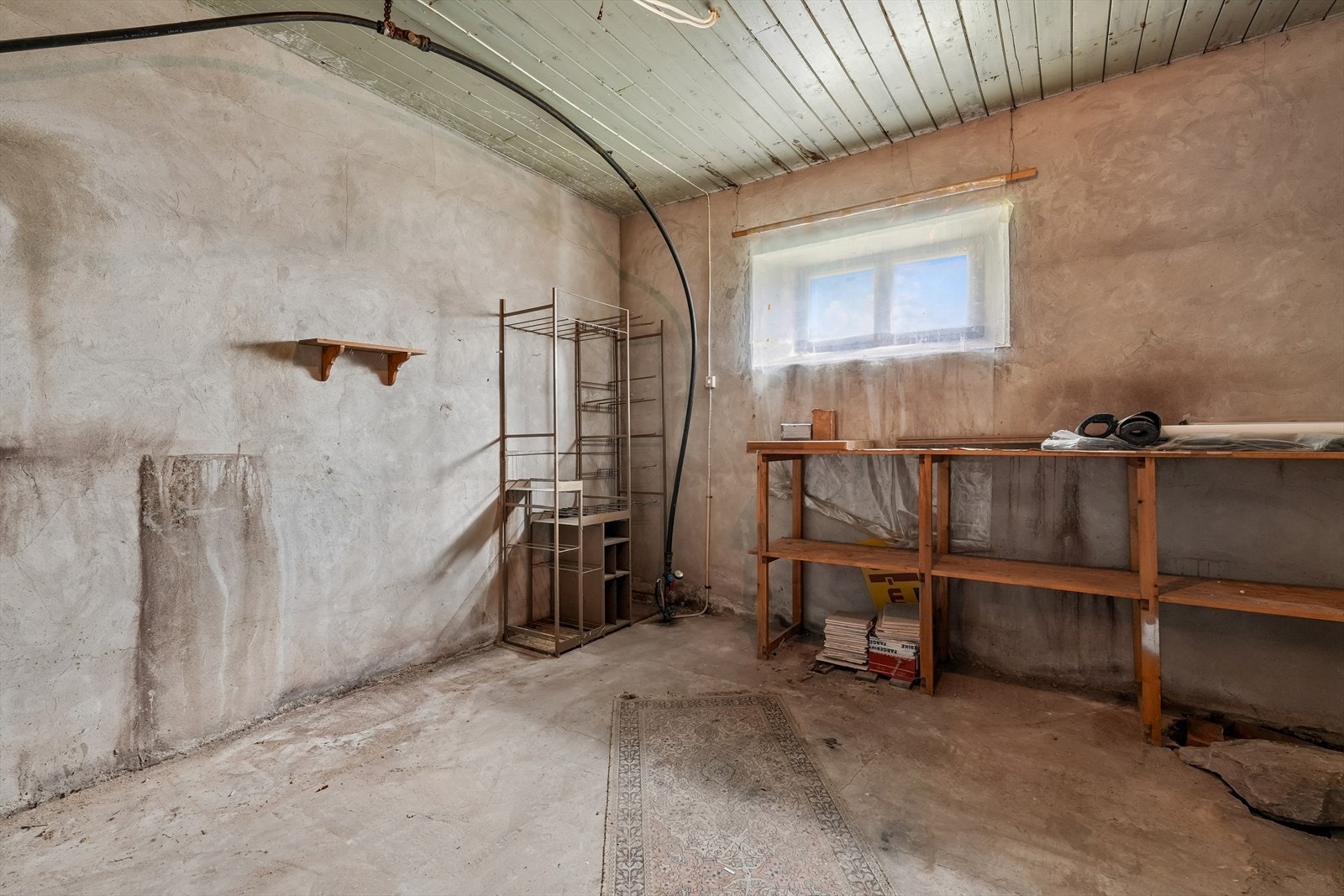 Bodrommene har betonggulv, pussete vegger og himling med trepanel. Galleribilde