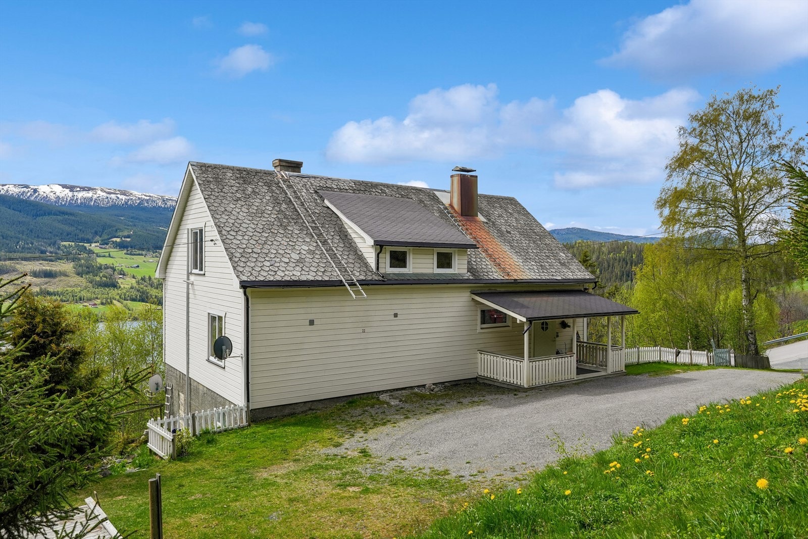 Boligen har en spennende historie og er opprinnelig den gamle Høyne skole fra 1933, som senere er ombygd og modernisert til boligformål. Galleribilde