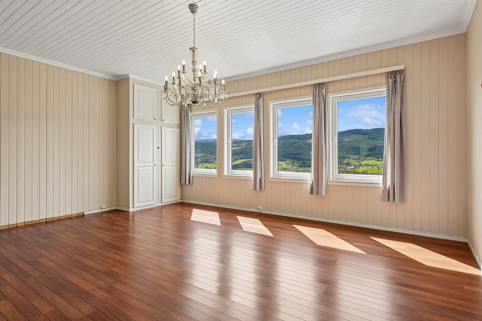 Innvendig blir man møtt av en lys stue med god plass til både spisegruppe og sofakrok. Galleribilde