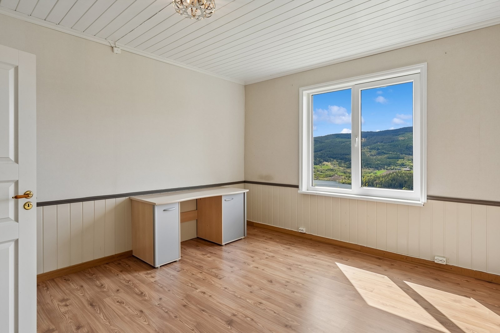 I hovedetasjen finnes også to store soverom med fleksible innredningsmuligheter. Soverom 1. Galleribilde