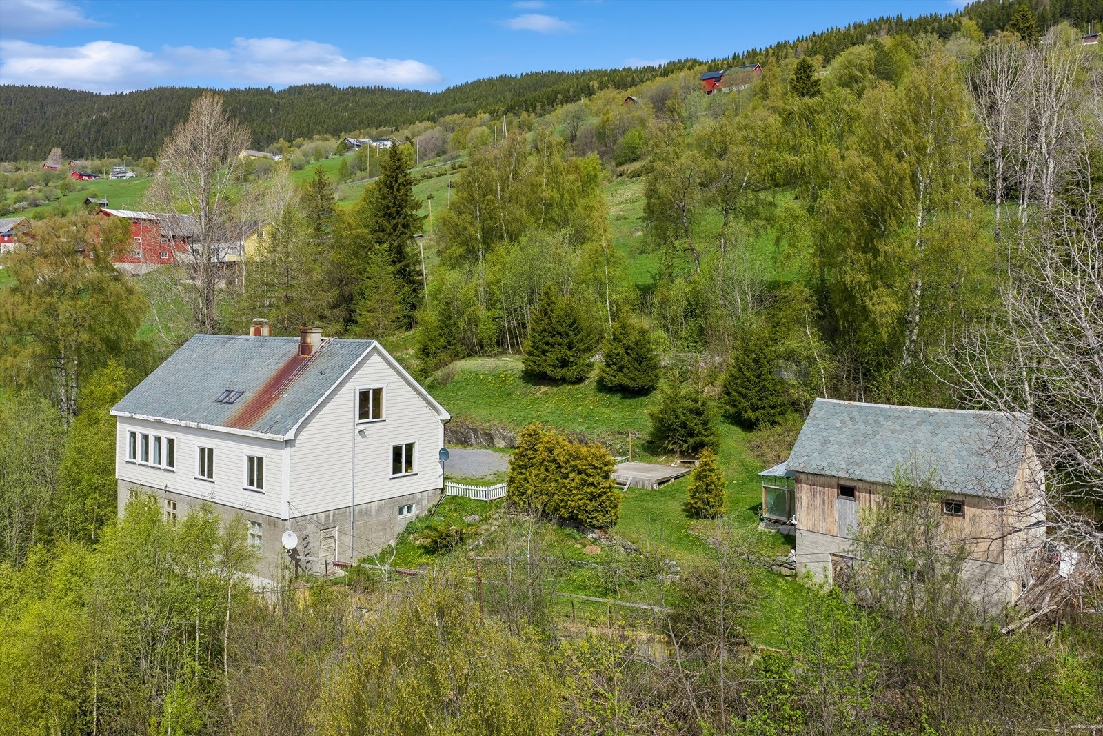 Fra boligen er det ca. 10 minutters kjøring til Slidre med kommuneadministrasjon, legesenter, barnehage, barn- og ungdomsskole, idrettsplass, butikk, bank m.m. Galleribilde