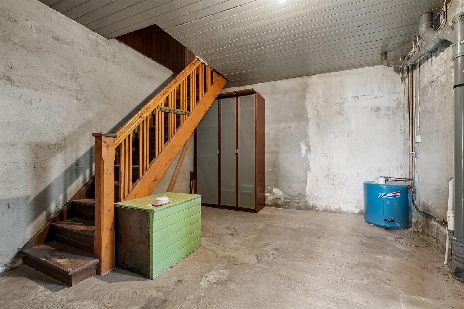 Den andre delen av kjelleren er uinnredet og består av flere praktiske bodrom. Denne delen har også innvendig adkomst fra 1. etasje. Galleribilde