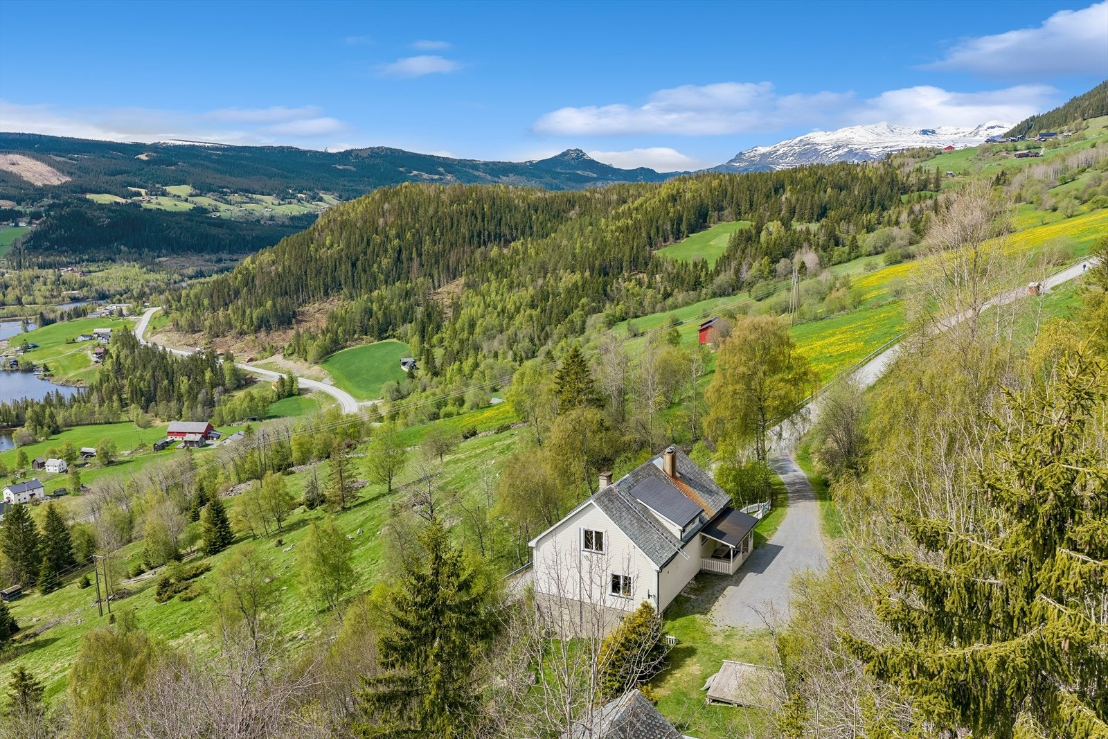Velkommen til Lina 93, en innholdsrik eiendom midt mellom E16 og Ellestadvegen som leder videre mot populære Beitostølen! (Foto: EFKT v/Tor Solberg) Galleribilde