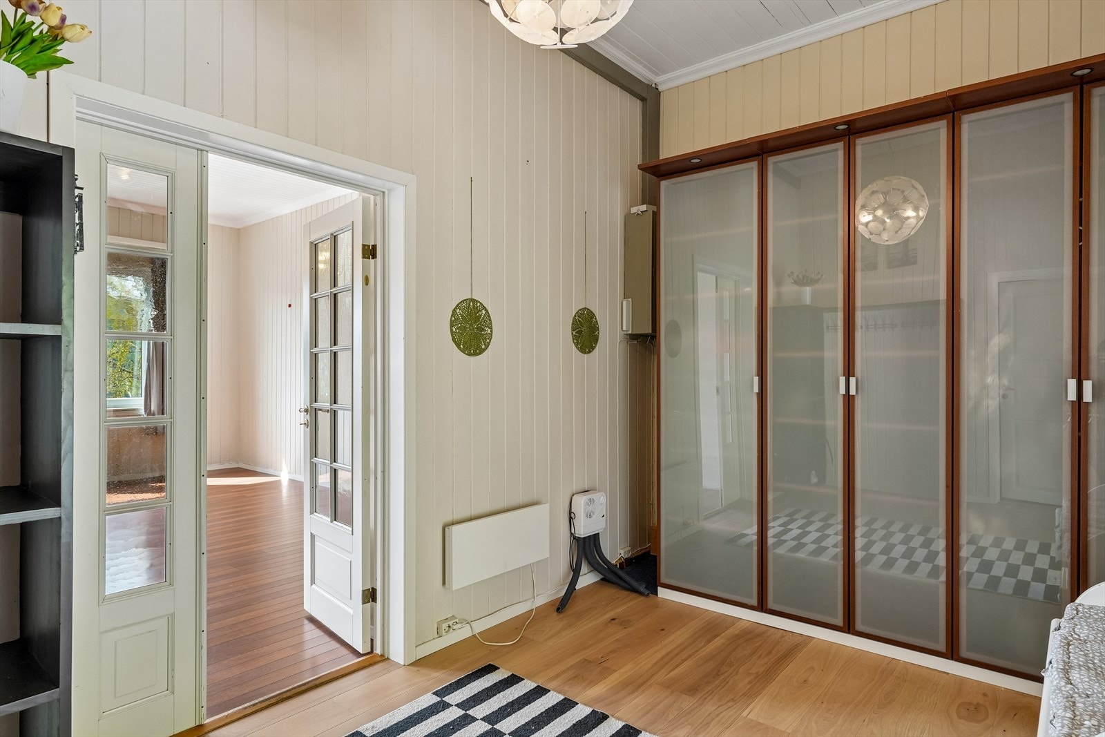 Fra det overbygde inngangspartiet med liten veranda kommer man inn i en romslig entré med garderobeskap. Galleribilde