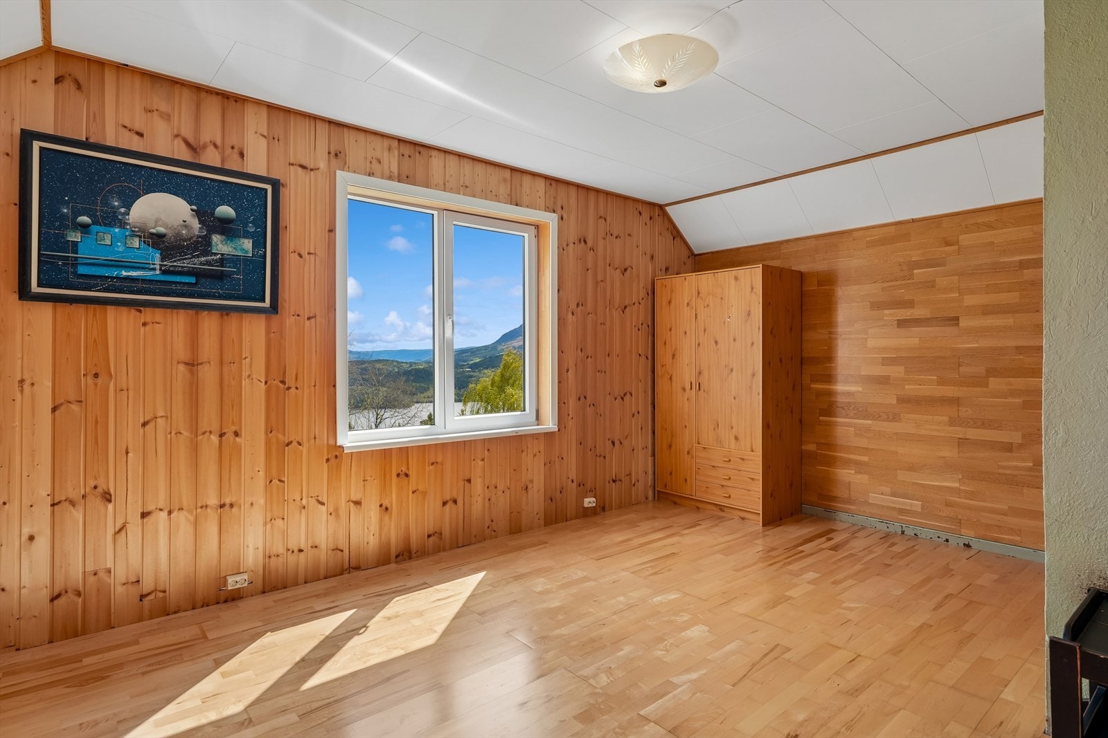 Her er det god plass for både storfamilien og den som ønsker ekstra rom til ulike behov. Soverom 4. Galleribilde