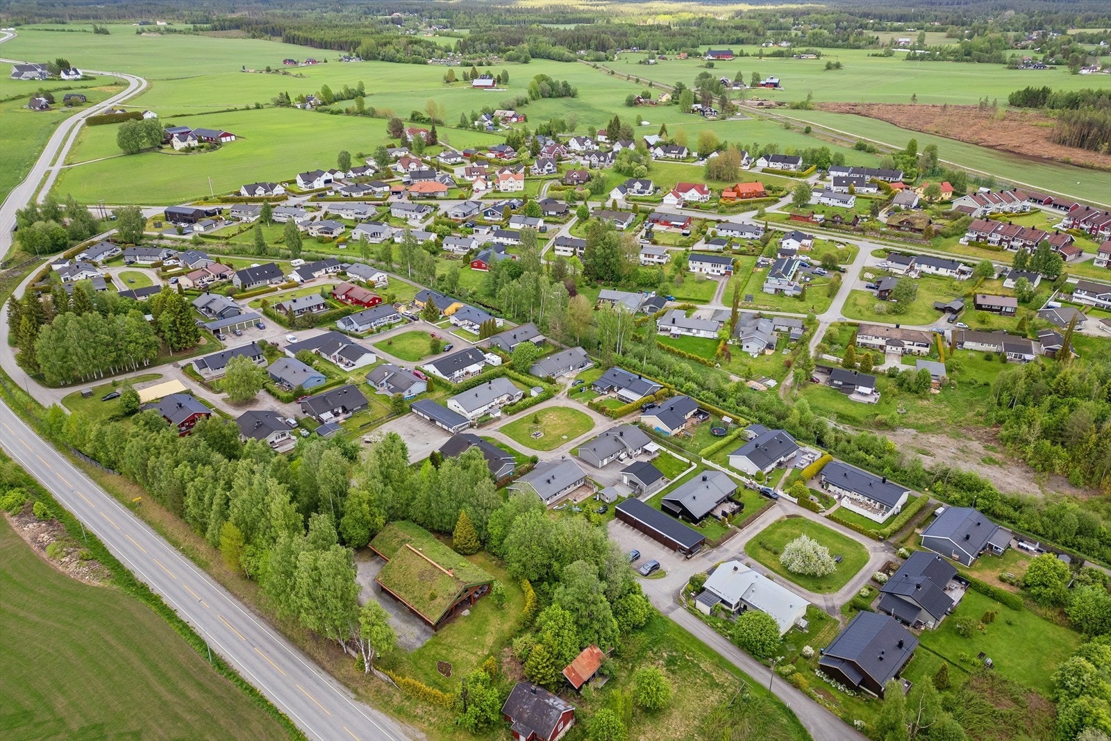Her bor du i et etablert og rolig boligområde, med kort kjøretur til både Elverum og Hamar. Galleribilde