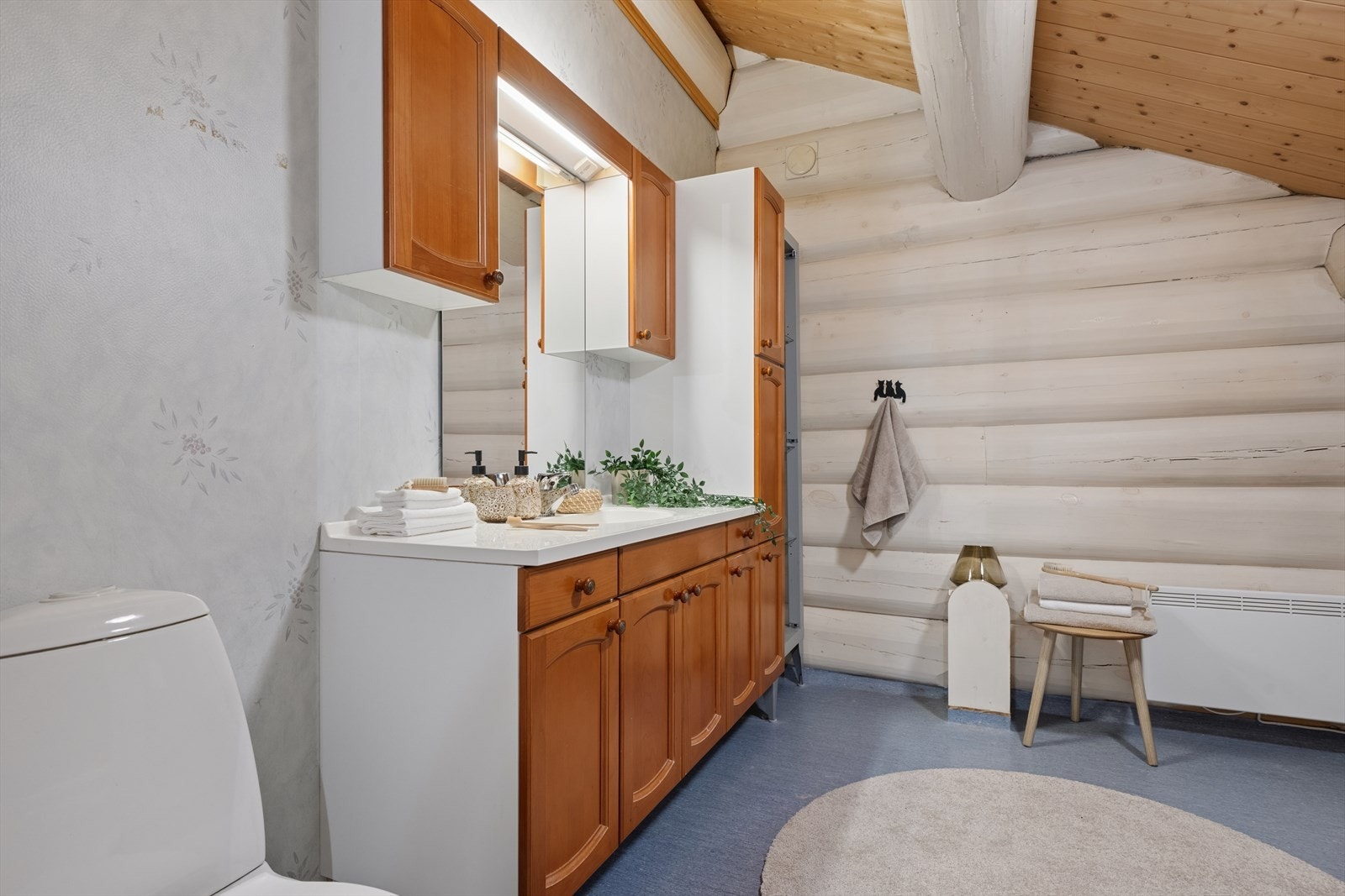 Badet i andre etasje har baderomsinnredning med god oppbevaringsplass i over- og underskap. Galleribilde