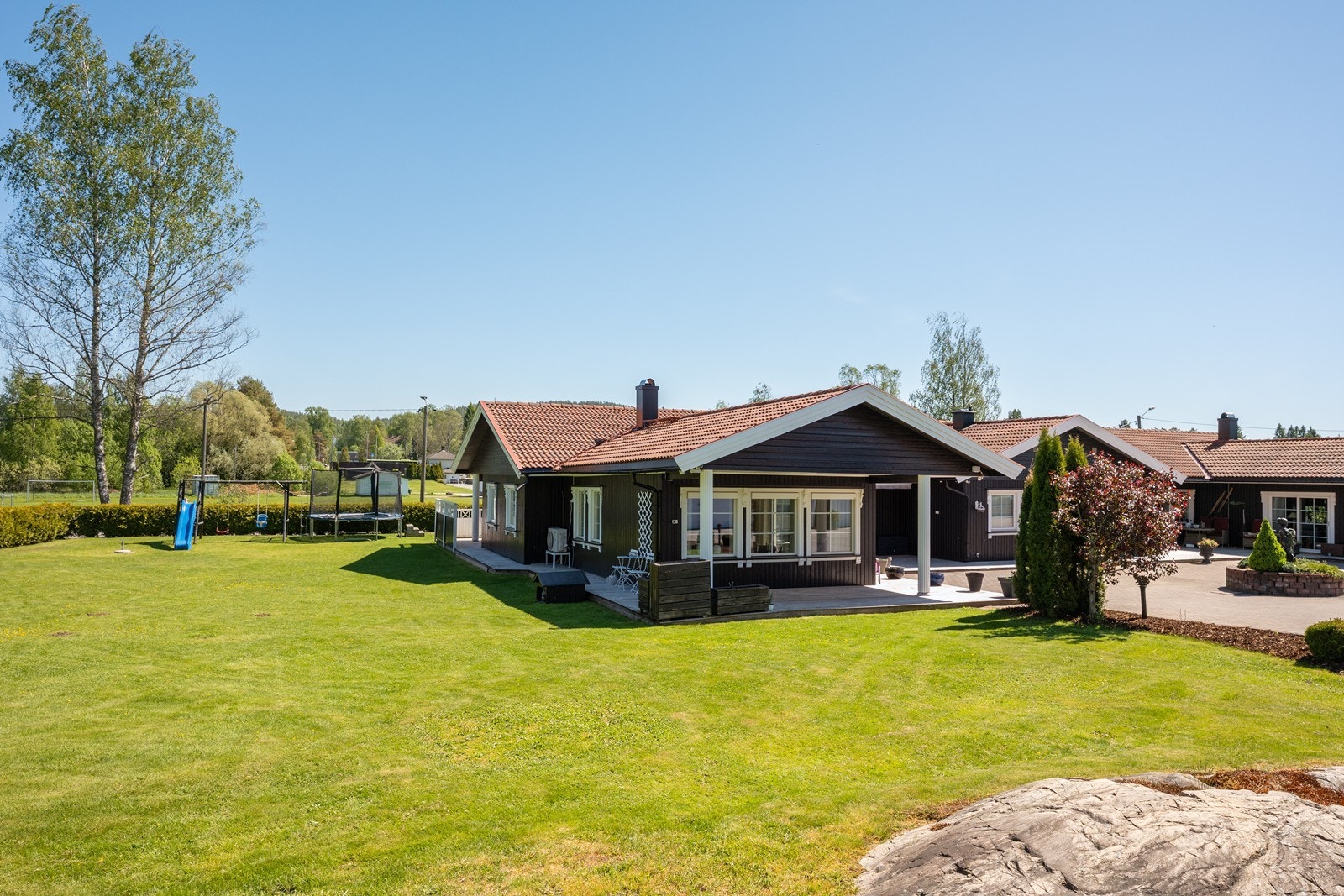 Eiendommen ligger i et barnevennlig og etablert boligområde på Fosser. Området har et godt utbygd nett av gang- og sykkelvei, og til barneskolen på Løken er det ca. 3,2 km. Galleribilde