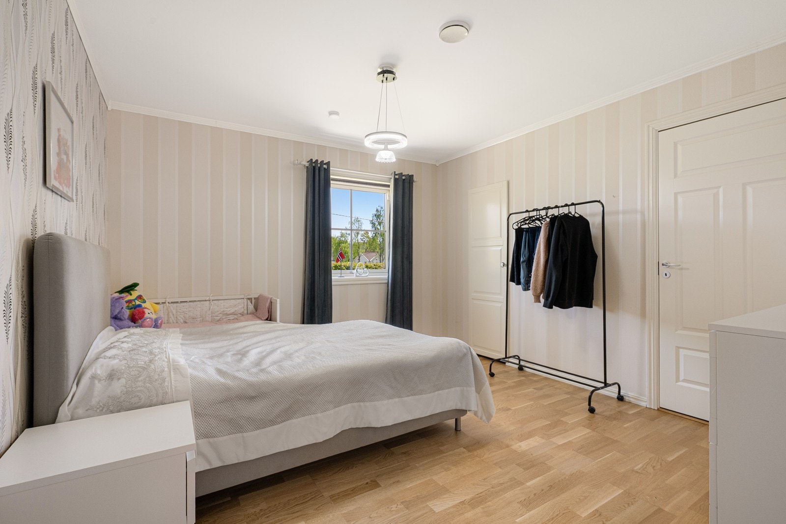 Det romslige hovedsoverommet ligger tilknyttet både bad og garderobe. Galleribilde