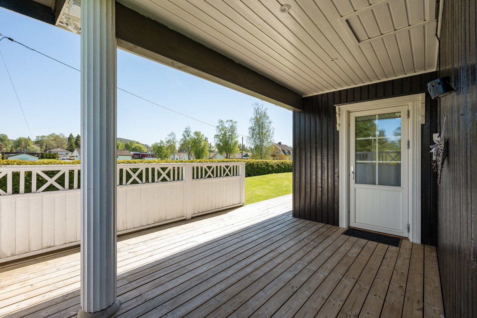 Store deler av terrassen er takoverbygd, så her kan det etableres sittegrupper både i sol og skygge. Galleribilde