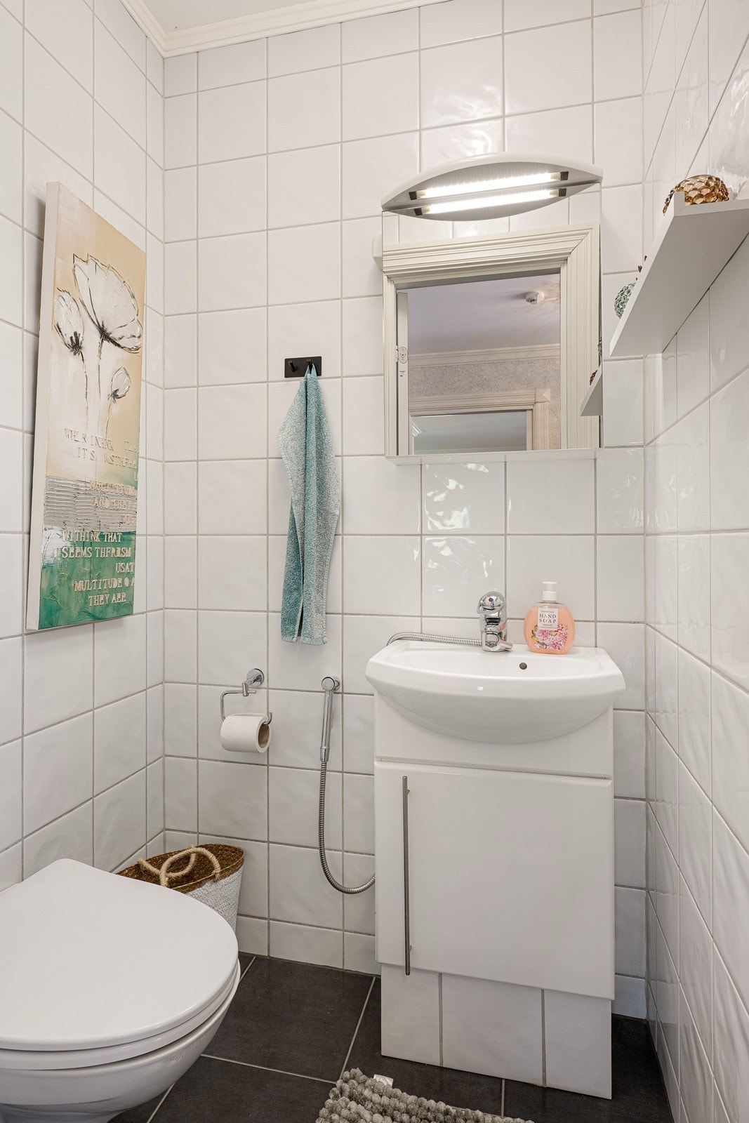 Fra entreen er det adkomst til et separat toalettrom med flislagte overflater og gulvvarme. Galleribilde