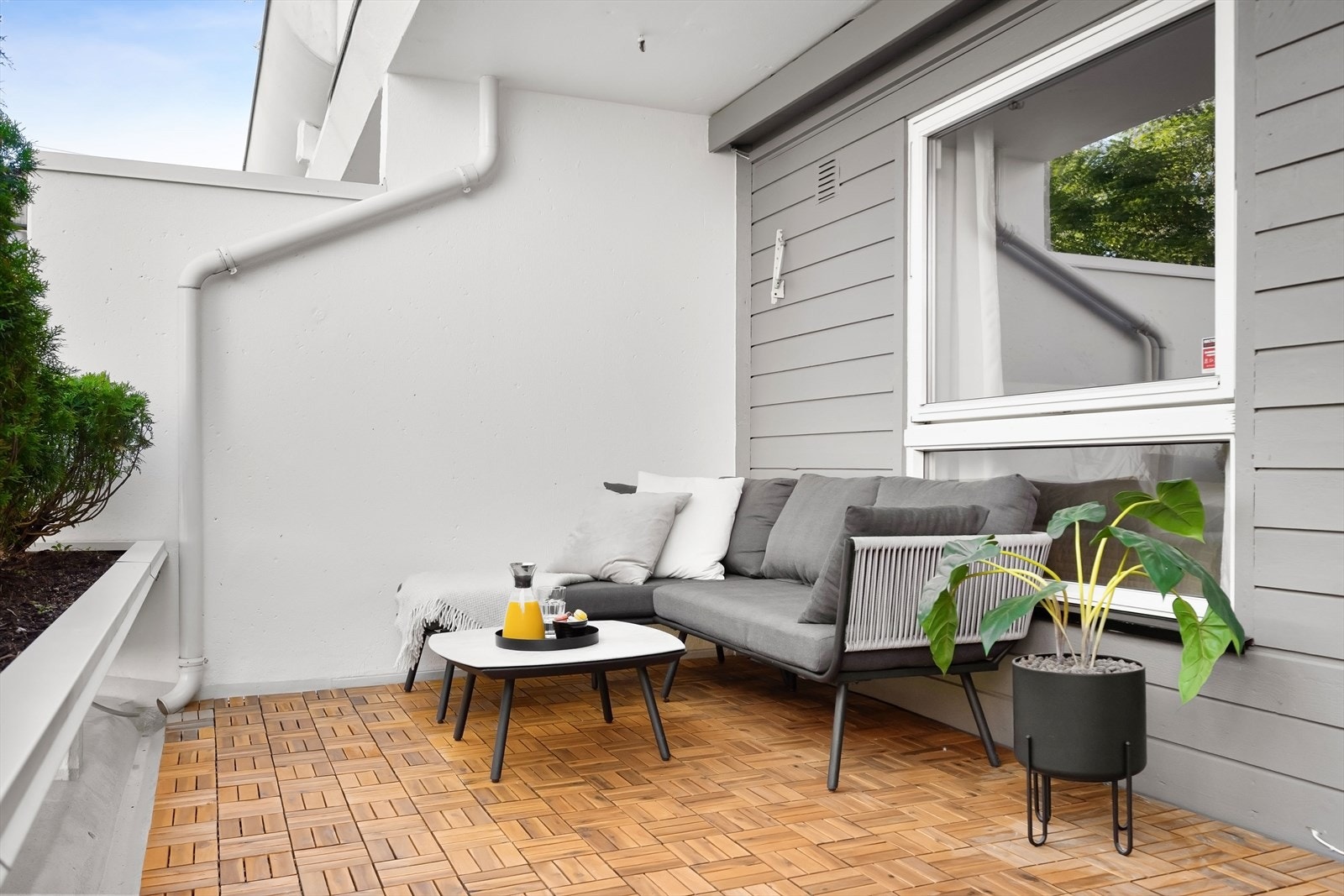 Terrassen er en fin forlengelse av stuen, med god plass til sittegruppe og grill. Galleribilde
