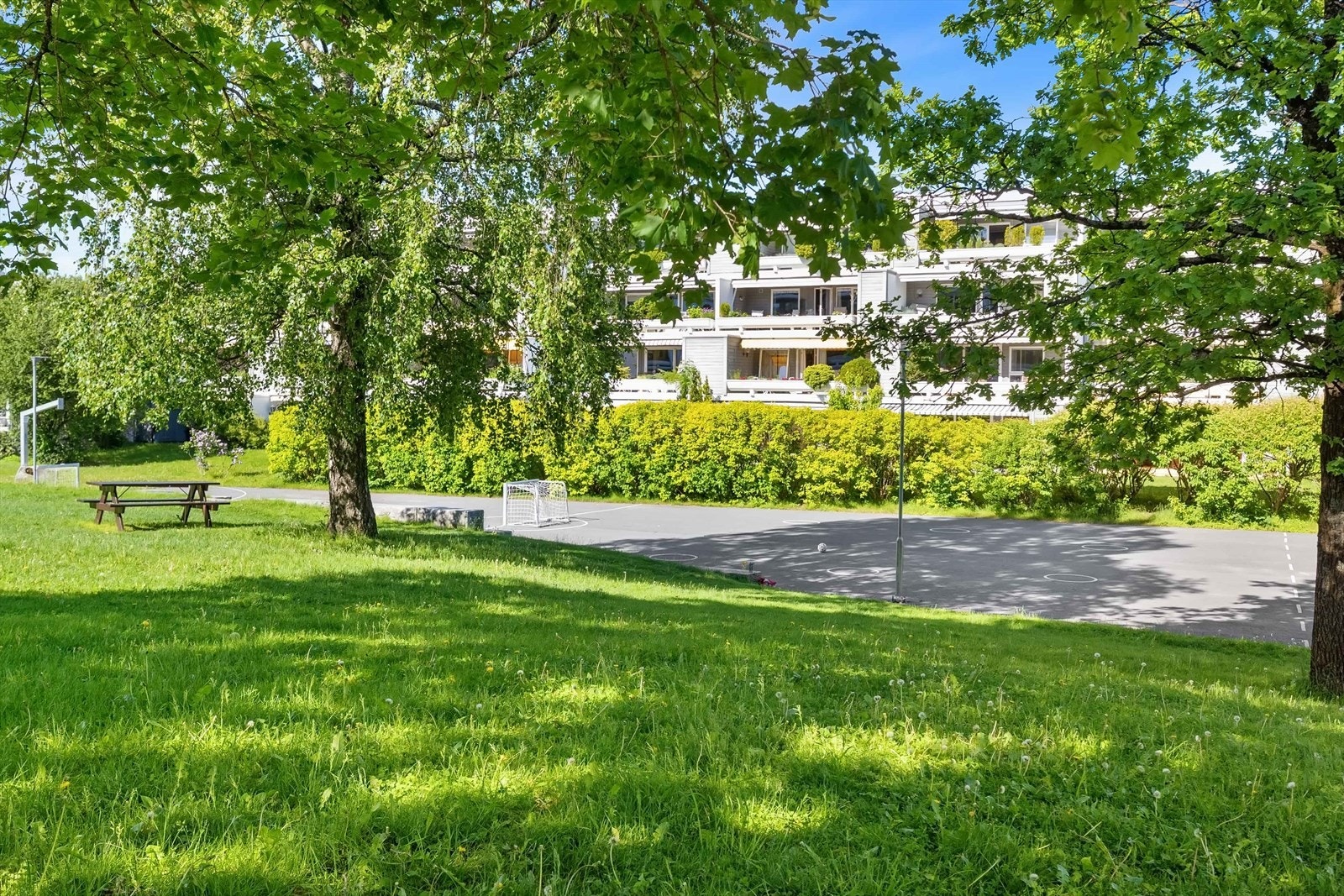 Fra eiendommen har man umiddelbar nærhet til både grøntområder og handel. Galleribilde