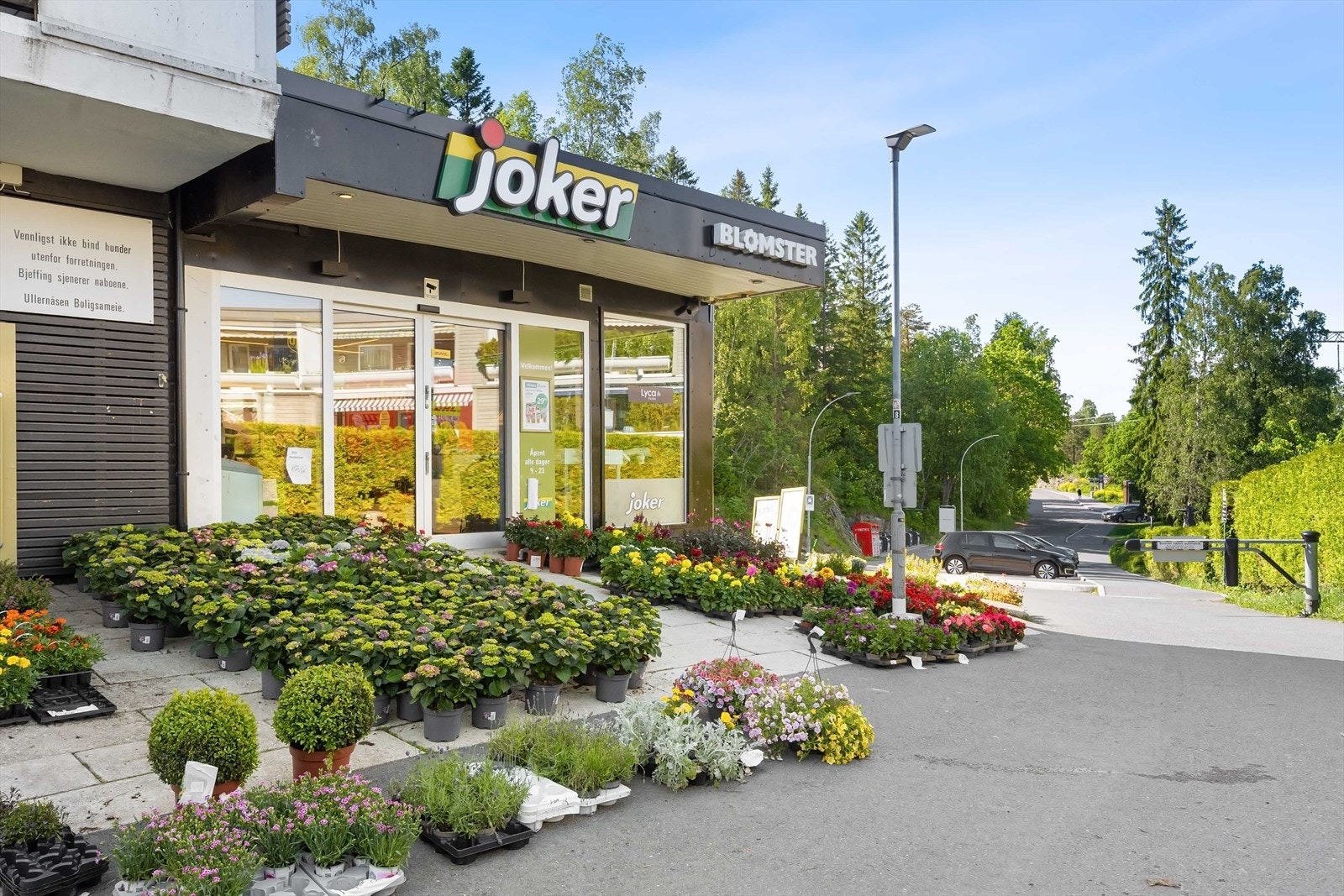Kun 2 minutters gange til nærmeste dagligvarebutikk, Joker Rustad Ullern, som også er søndagsåpen. Galleribilde