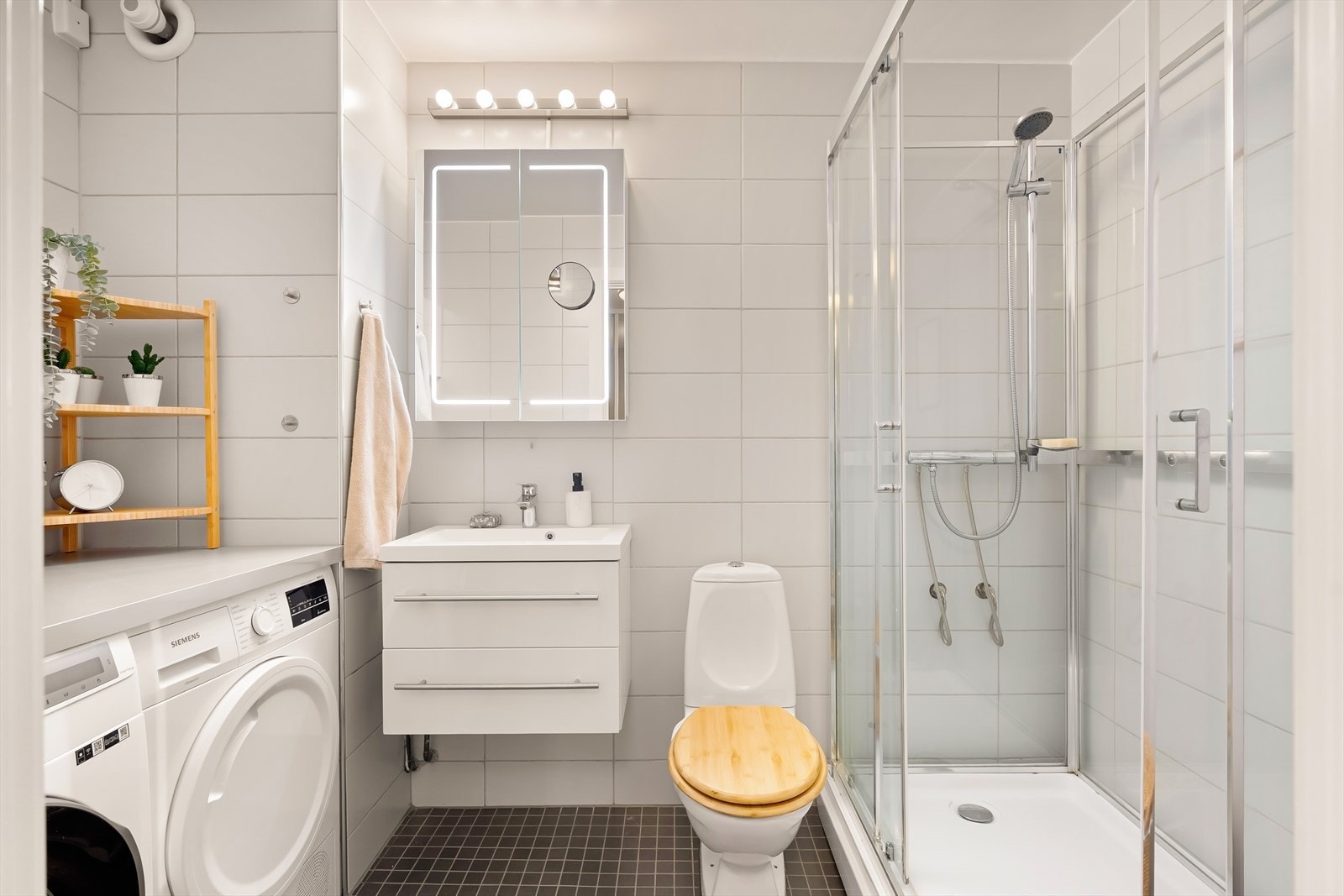 Badet har flislagte overflater og elektriske varmekabler i gulvet som sørger for en behagelig temperatur året rundt. Galleribilde