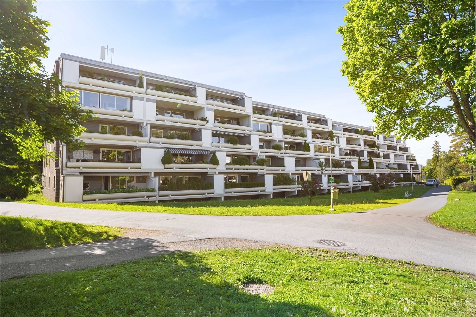 Sameiet har velholdte fellesarealer med gressplen, beplantning, interne stikkveier, grøntanlegg og lekeplasser. Galleribilde