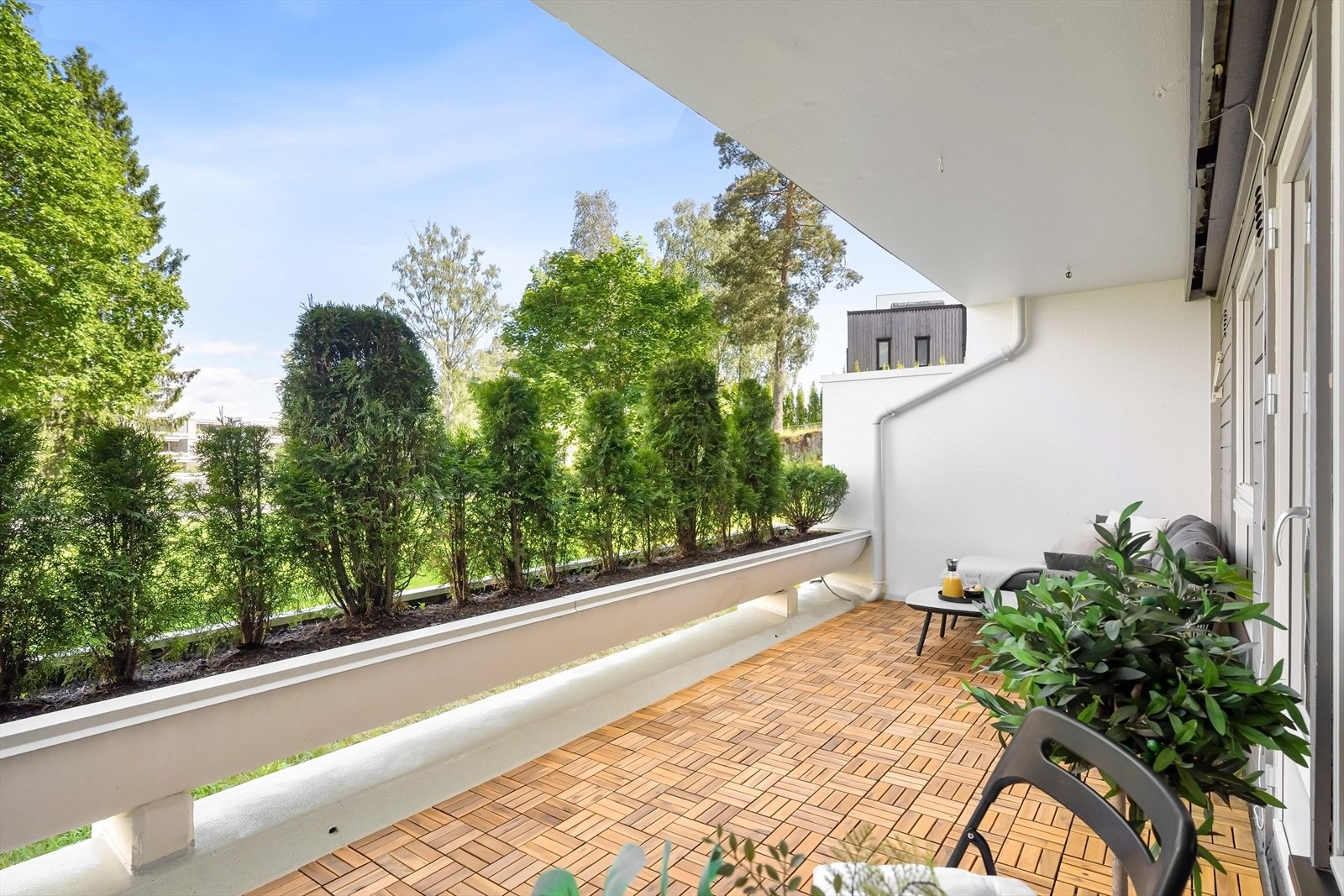 Fra stuen er det utgang til en romslig, østvendt terrasse på 14 m². Galleribilde
