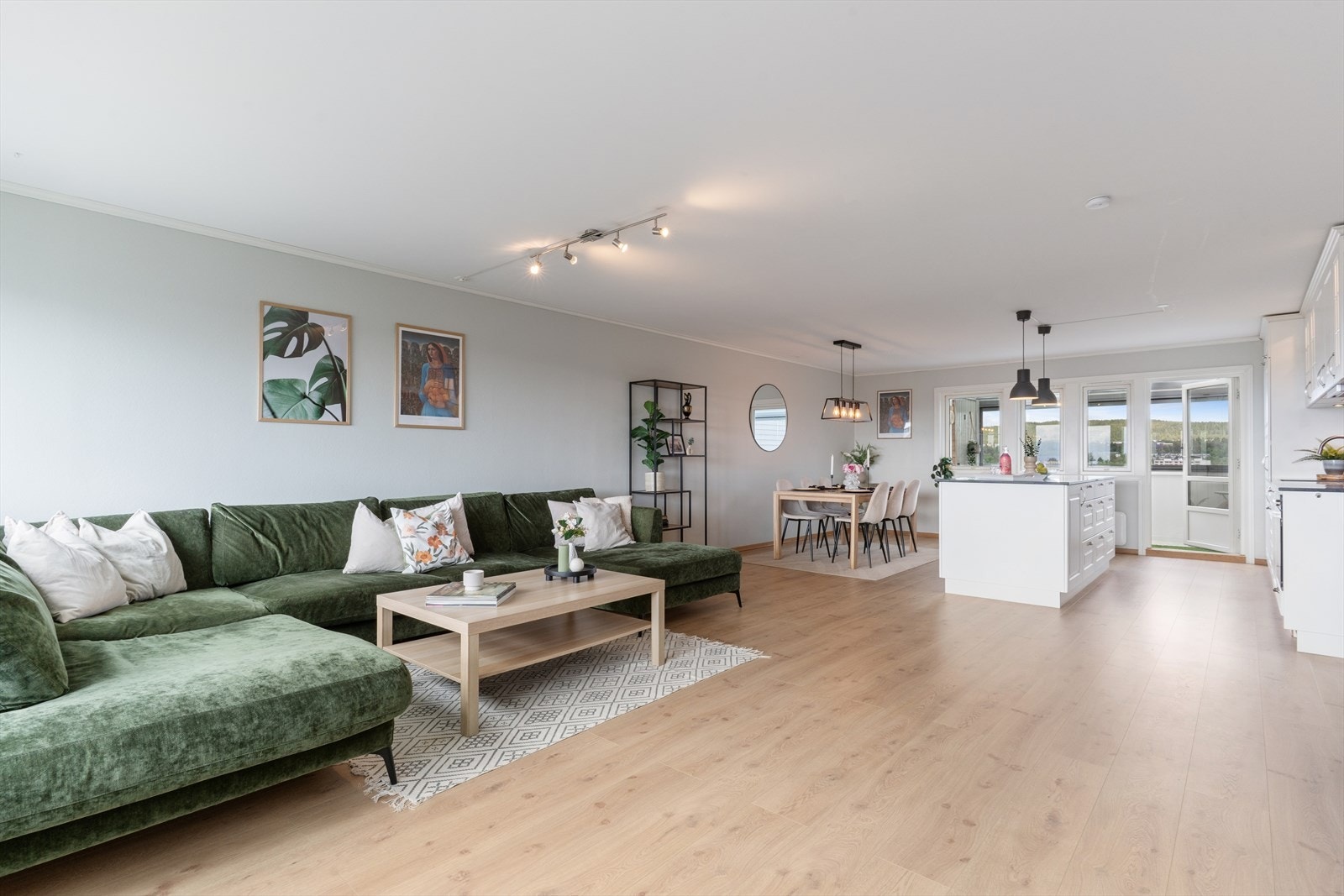 Stuen har god plass til både sofagruppe, mediemøbler og spisegruppe. Galleribilde