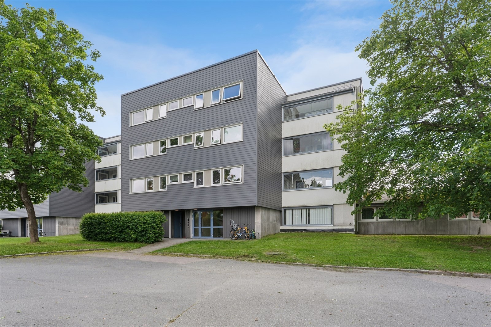 Leiligheten ligger i 4. etasje i et bygg fra 1977, som er en del av Slåttevangen Borettslag. Galleribilde