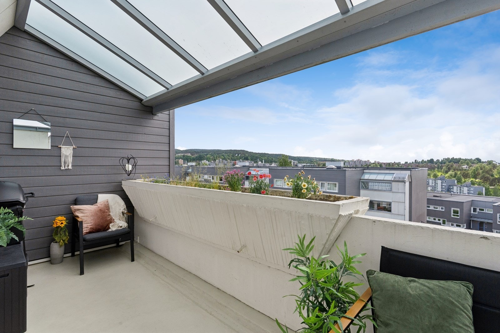 Leiligheten har to balkonger, en balkong på 9 m² med utgang fra stuen og en innglasset balkong fra kjøkkensiden som forlenger sesongen. Galleribilde