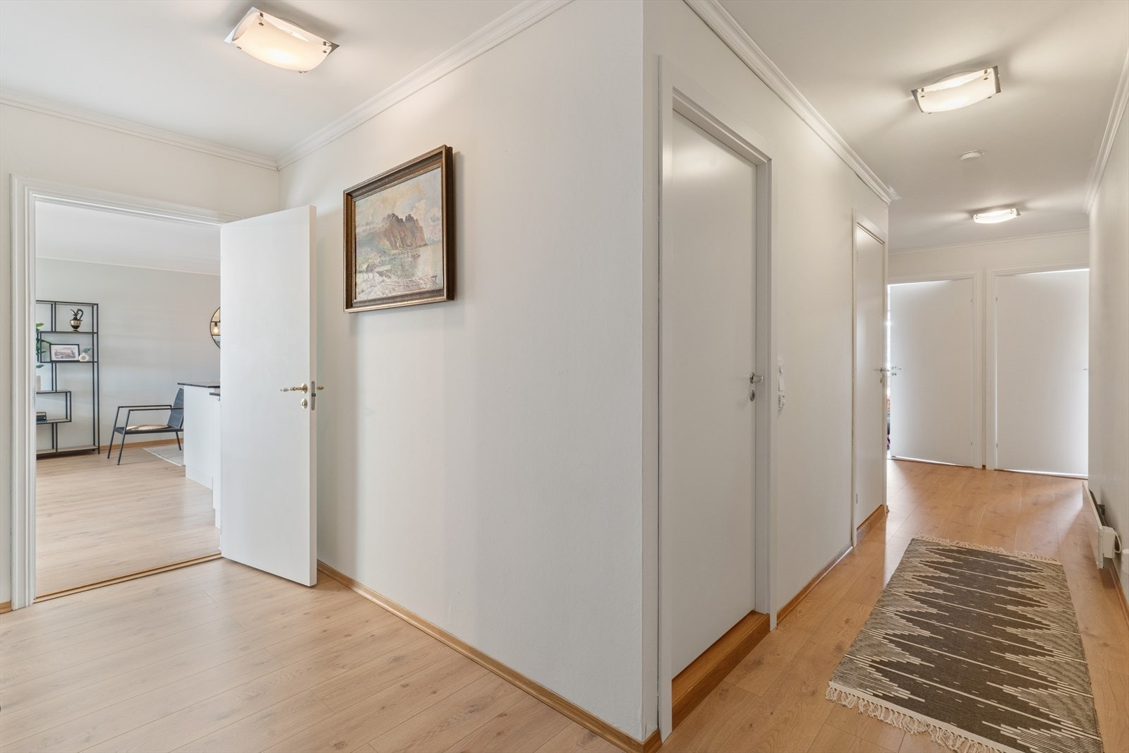 Fra gangen er det adkomst til bad, toalettrom og et praktisk kott for oppbevaring. Galleribilde