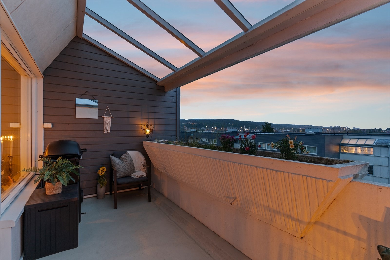 Den åpne balkongen har god plass til sittegruppe og grill. Galleribilde