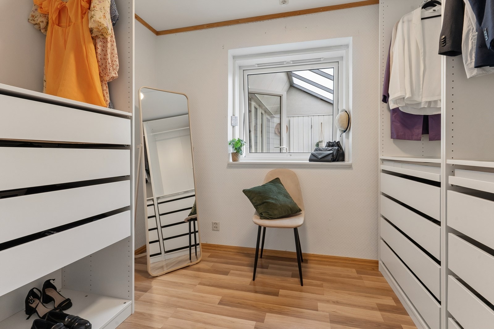 Det tredje soverommet er i dag innredet som et romslig omkledningsrom. Galleribilde