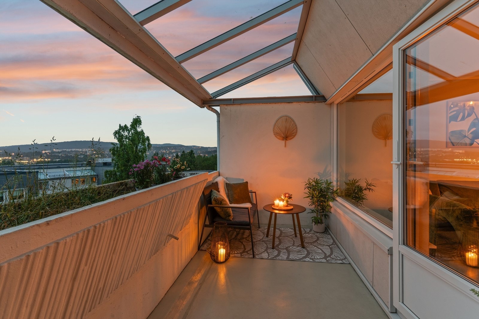 Den åpne balkongen i forbindelse med stuen er en fin plass for å nyte utsikten. Galleribilde