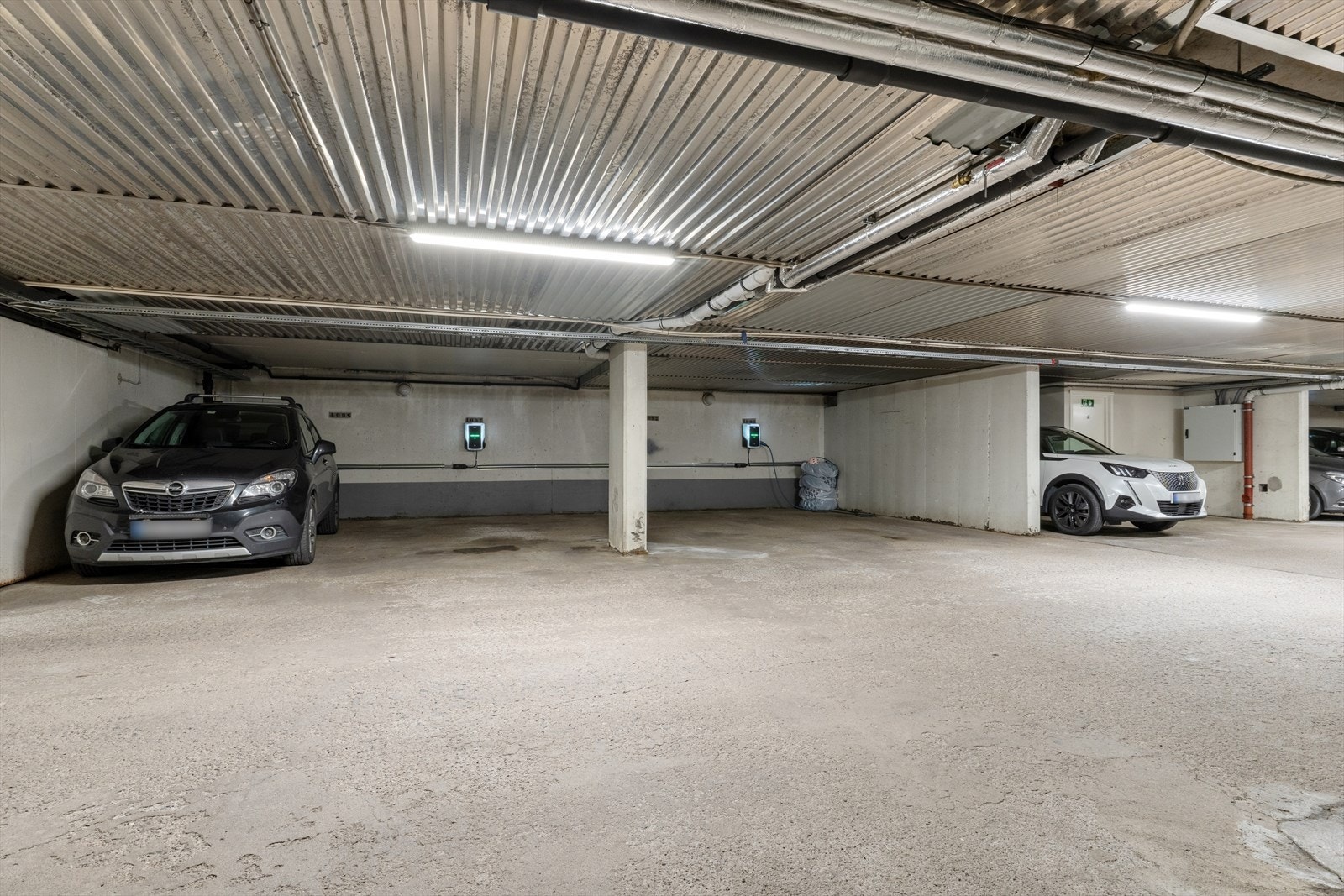 Borettslaget har felles parkeringsanlegg med lademuligheter. Galleribilde