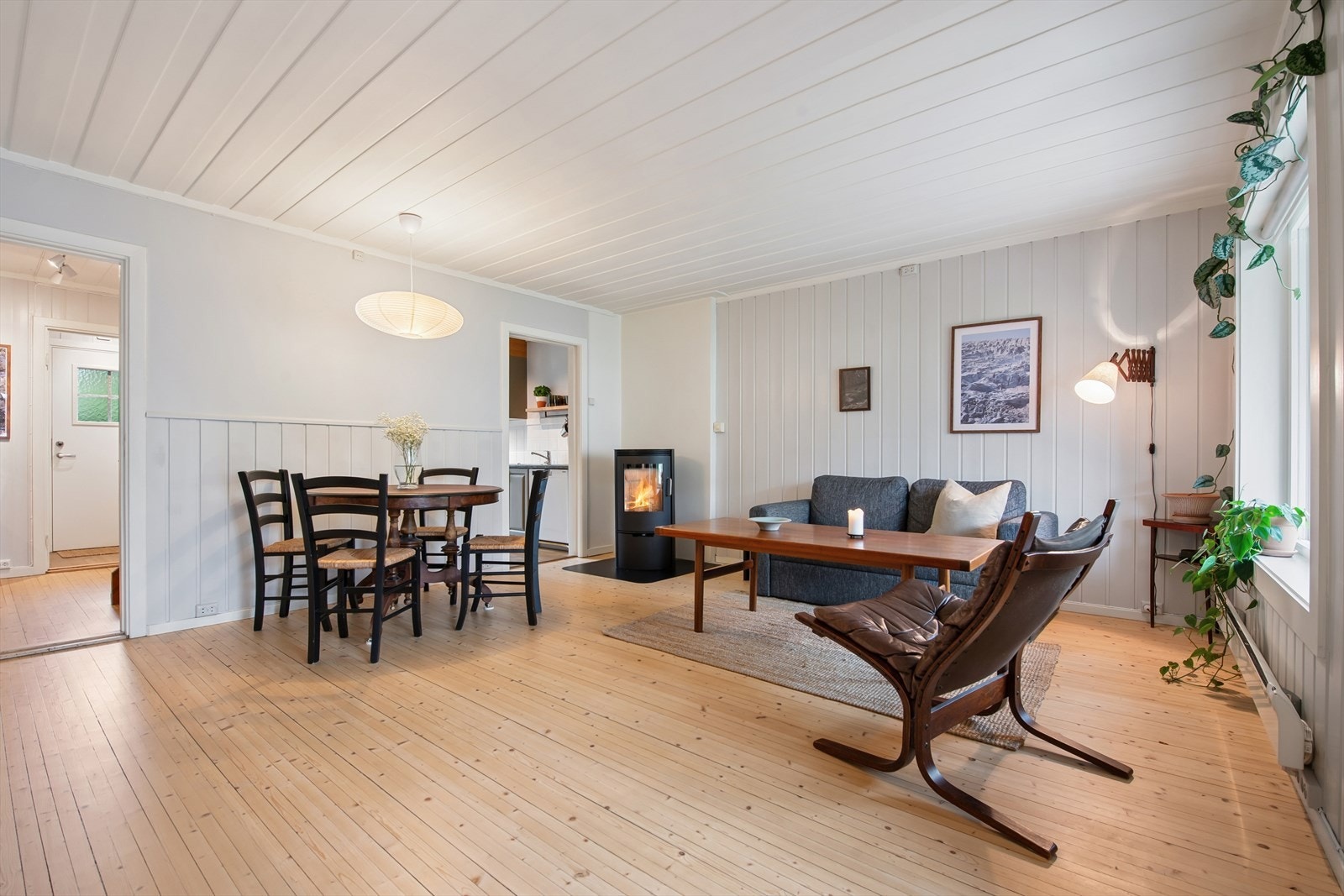 En vedovn fra 2015 gir både varme og en hyggelig atmosfære i stuen. Galleribilde