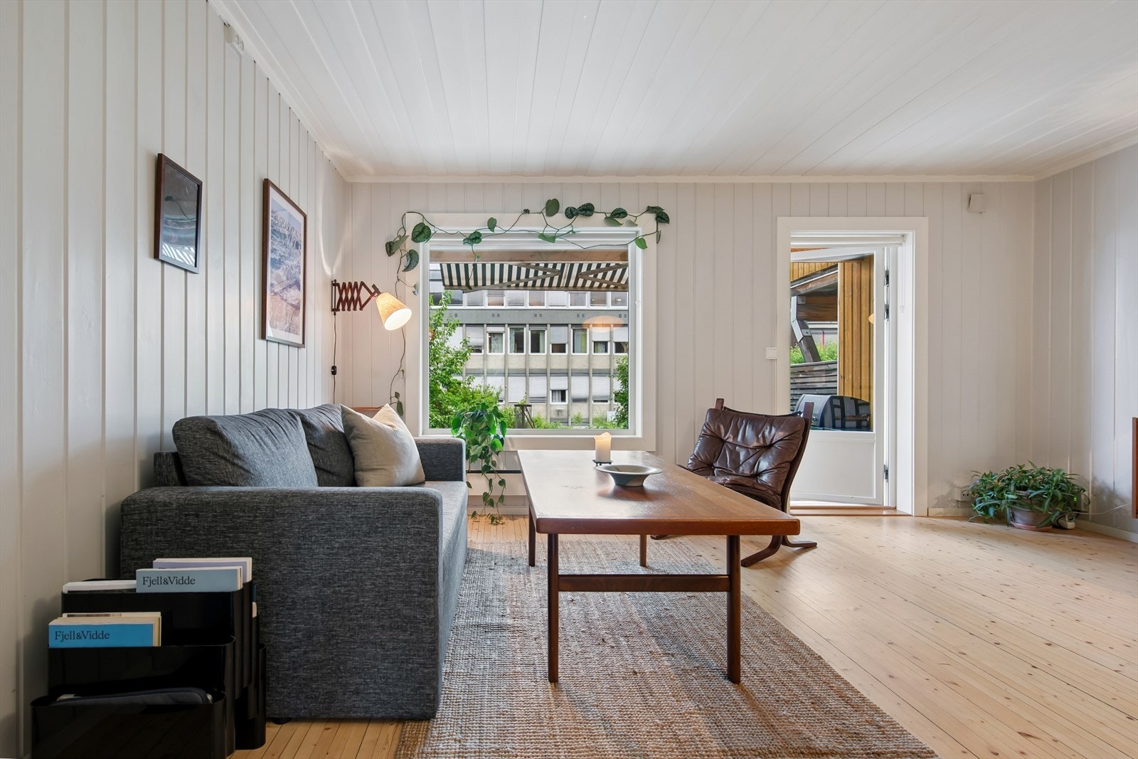 Gjennomgående furugulv og lyse panelvegger skaper en helhetlig stil i første etasje. Galleribilde