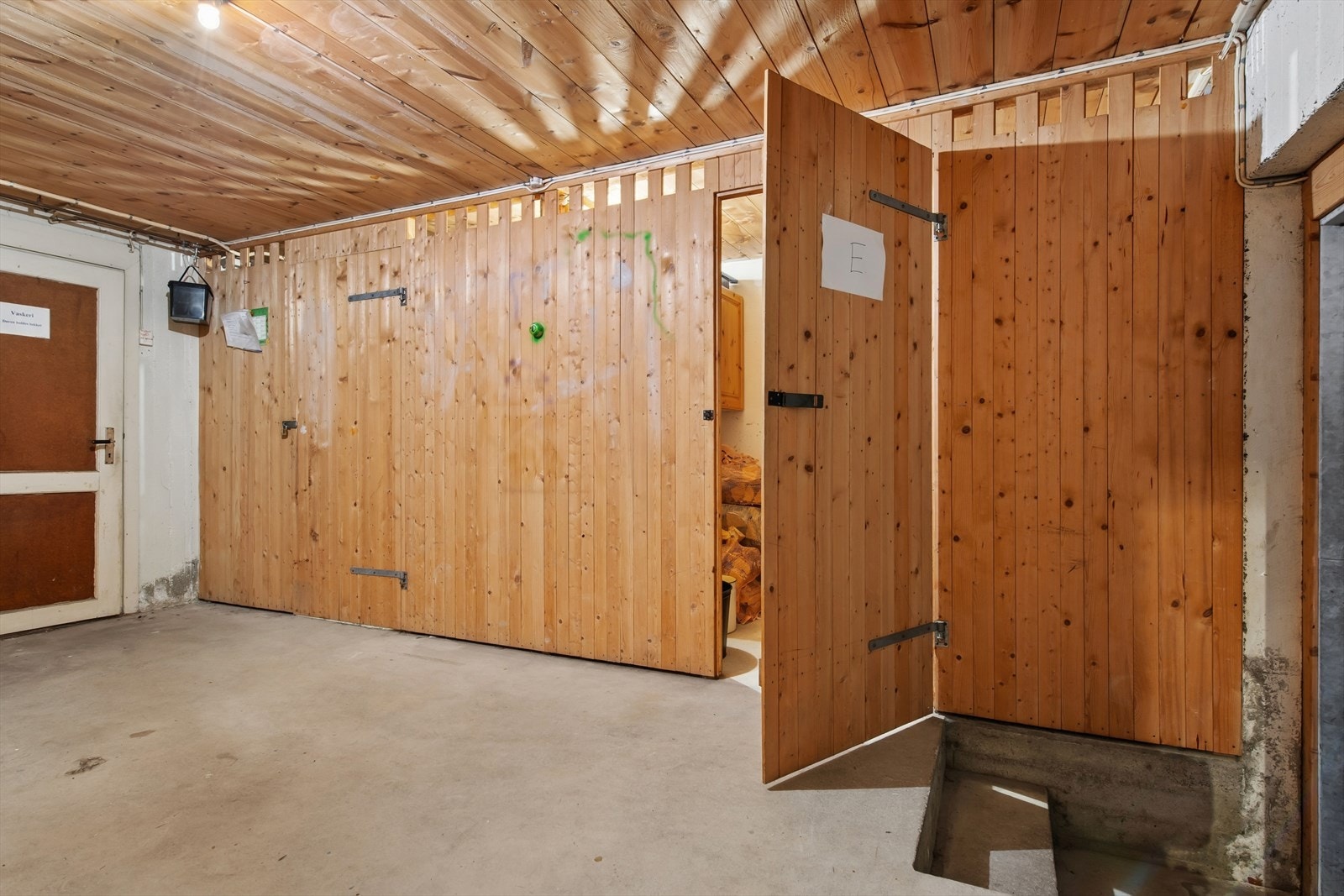 Disponerer bod i felles kjeller på 4 m²,samt en åpen bod i felles kjeller. Galleribilde