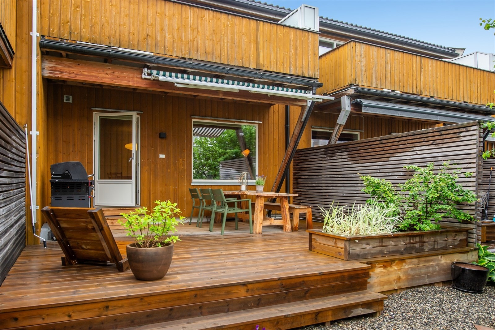 Boligen har en ny, romslig terrasse bygget i 2023, med direkte utgang fra stuen. Galleribilde