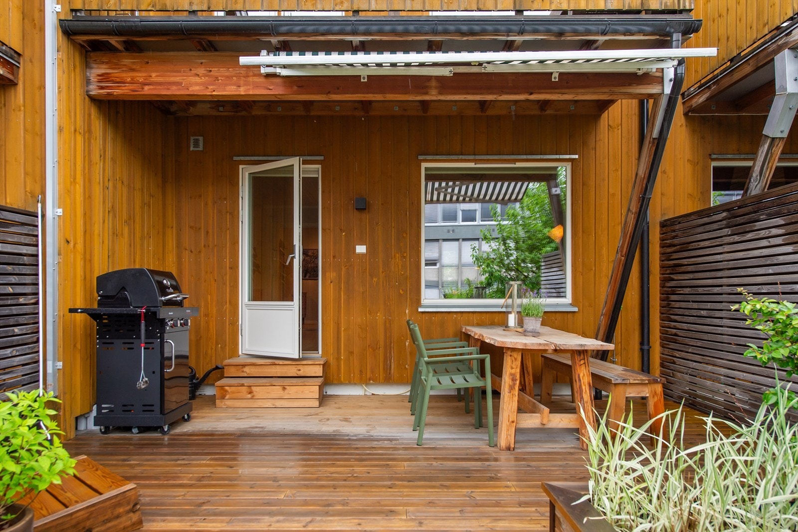 Terrassen er bygget med impregnert bjelkelag og terrassebord. Galleribilde