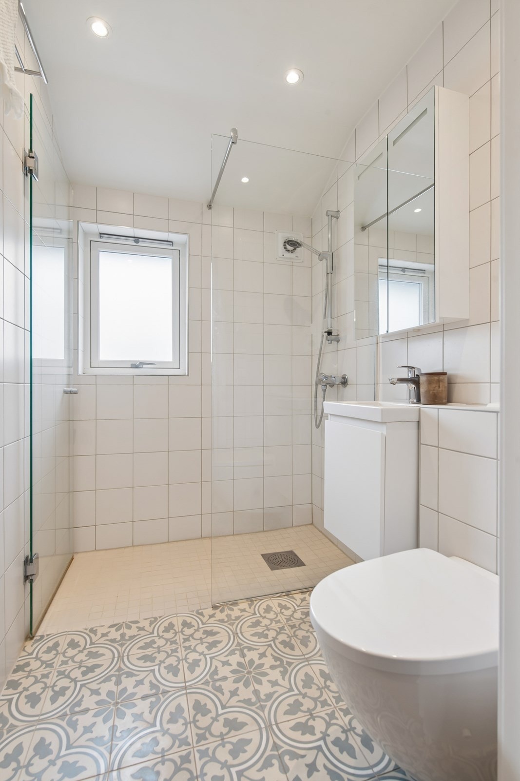 Badet ble pusset opp i 2015 og har elektrisk gulvvarme, vegghengt toalett og dusjhjørne. Legg merke til de pene gulvflisene. Galleribilde