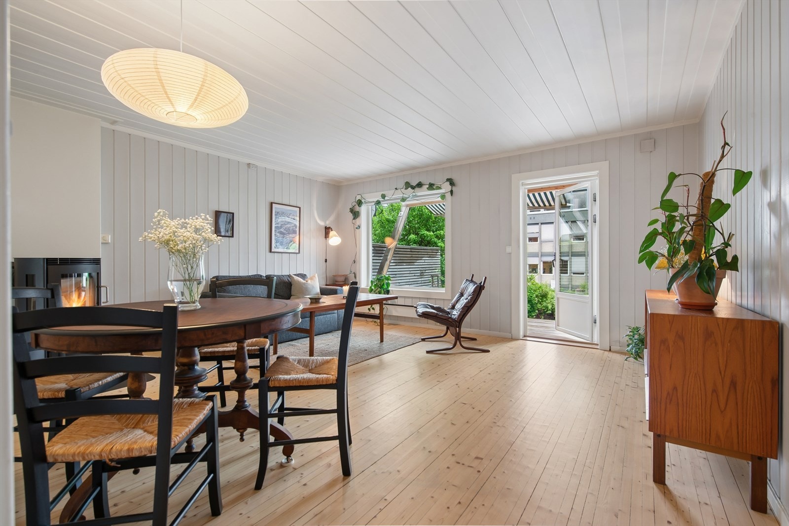 Fra stuen er det direkte utgang til den vestvendte terrassen, som utvider oppholdsrommet på sommeren. Galleribilde