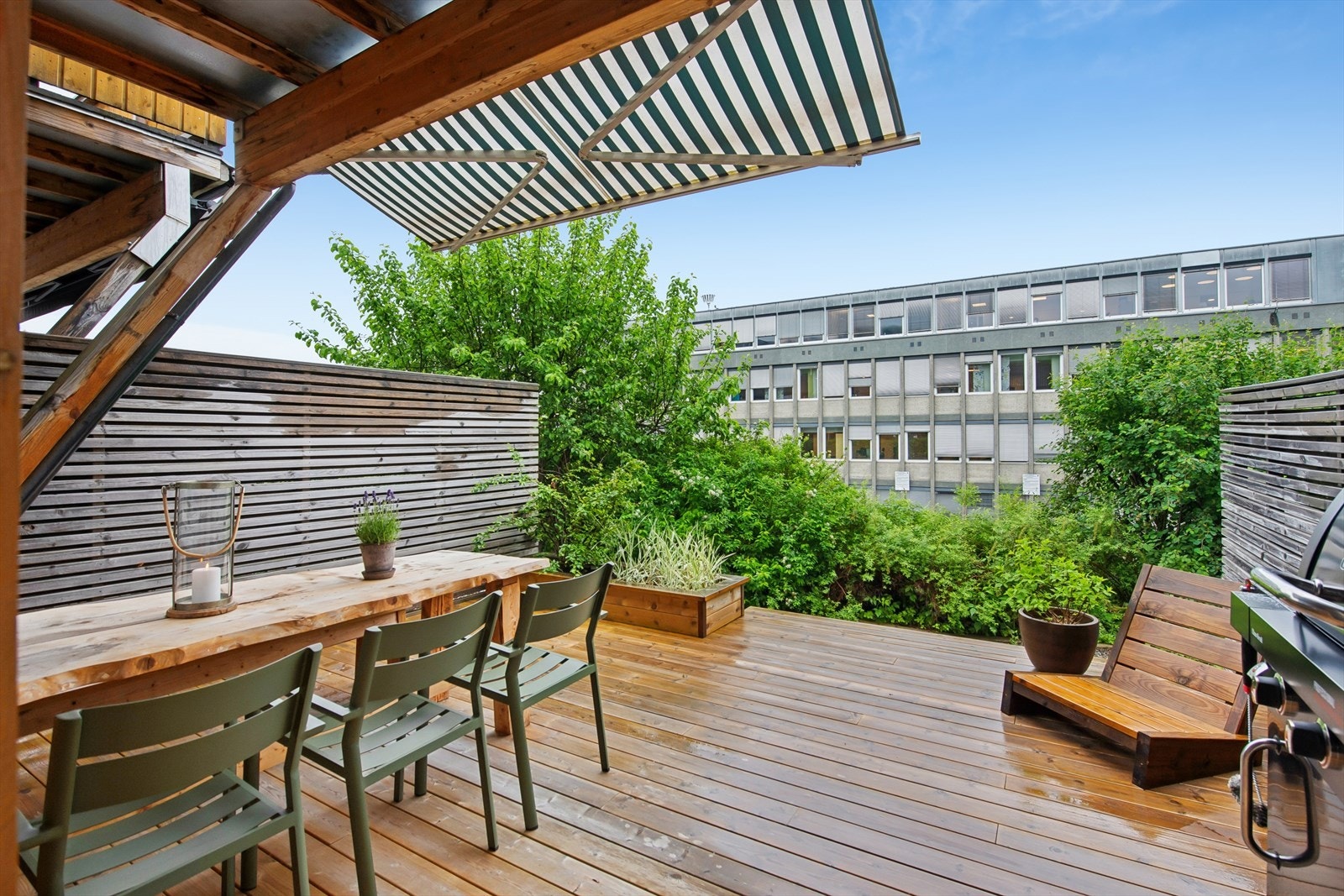 Uteplassen er skjermet og har god plass til utemøbler og grill. Galleribilde
