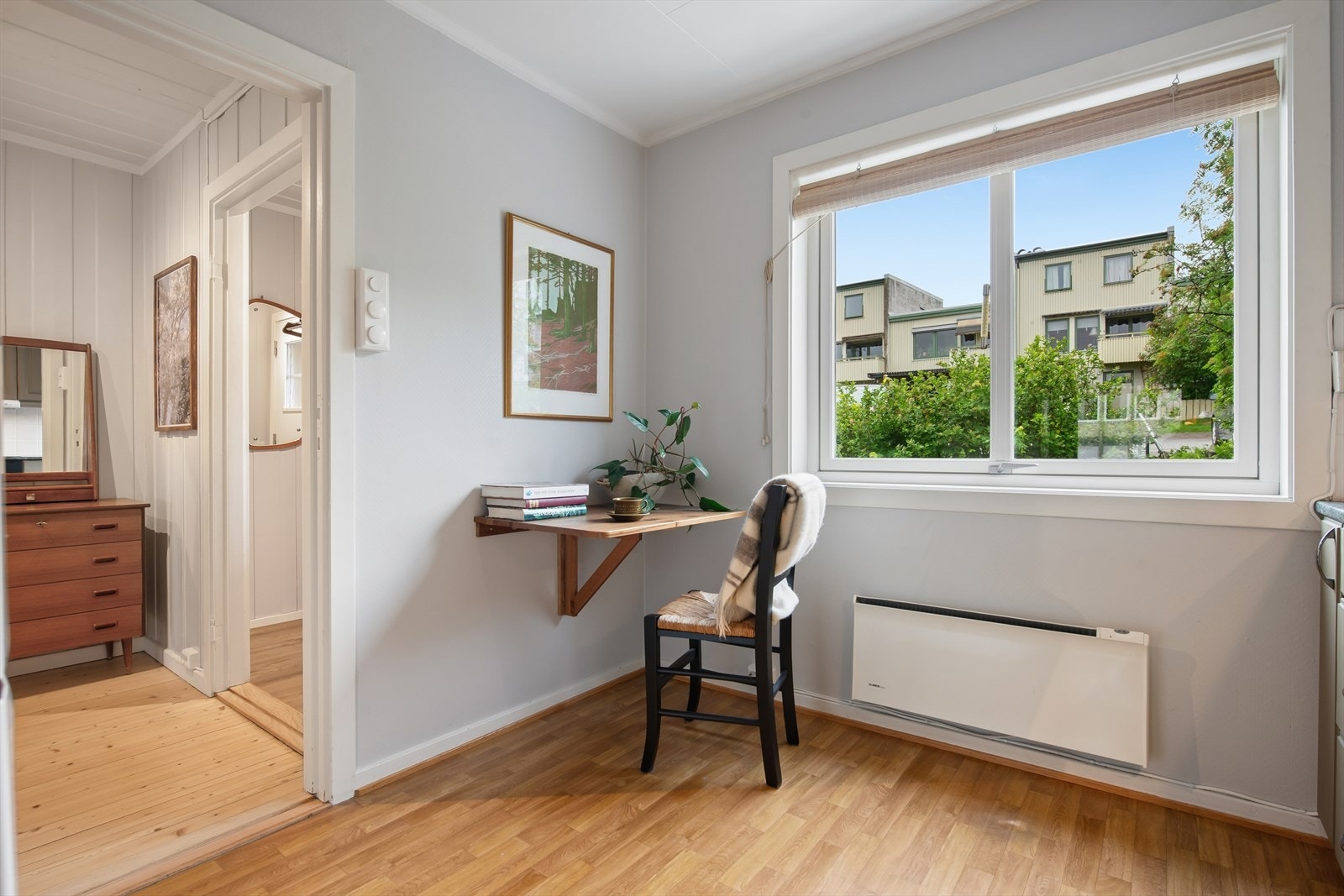 En praktisk, nedfellbar spiseplass ved vinduet. Det er også plass til frokostbord ved vinduet. Galleribilde
