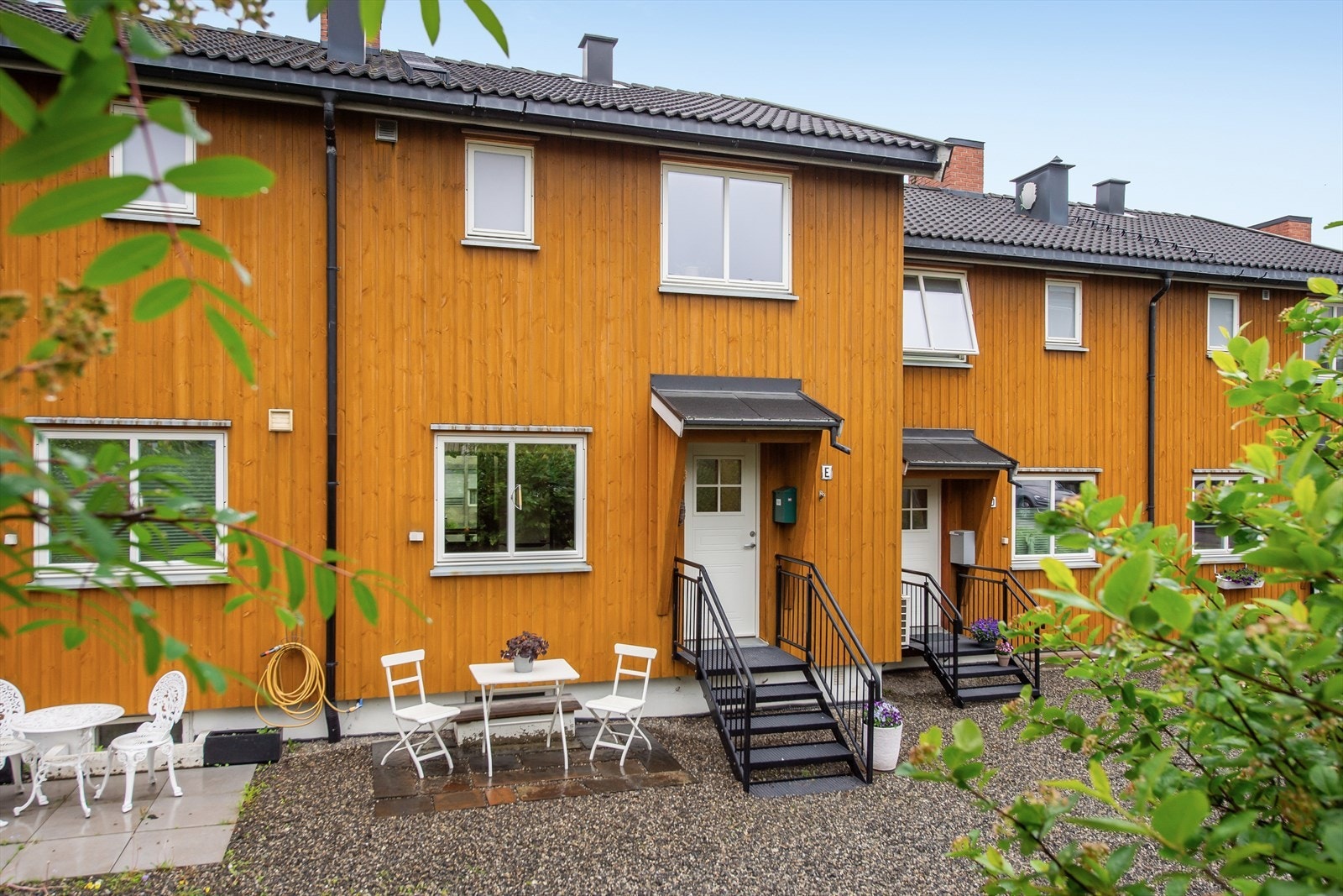Velkommen til dette innholdsrike rekkehuset i Sentrum borettslag. I regi av borettslaget ble isolasjon og utvendig kledning, samt dører og vinduer skiftet i 2015. Galleribilde
