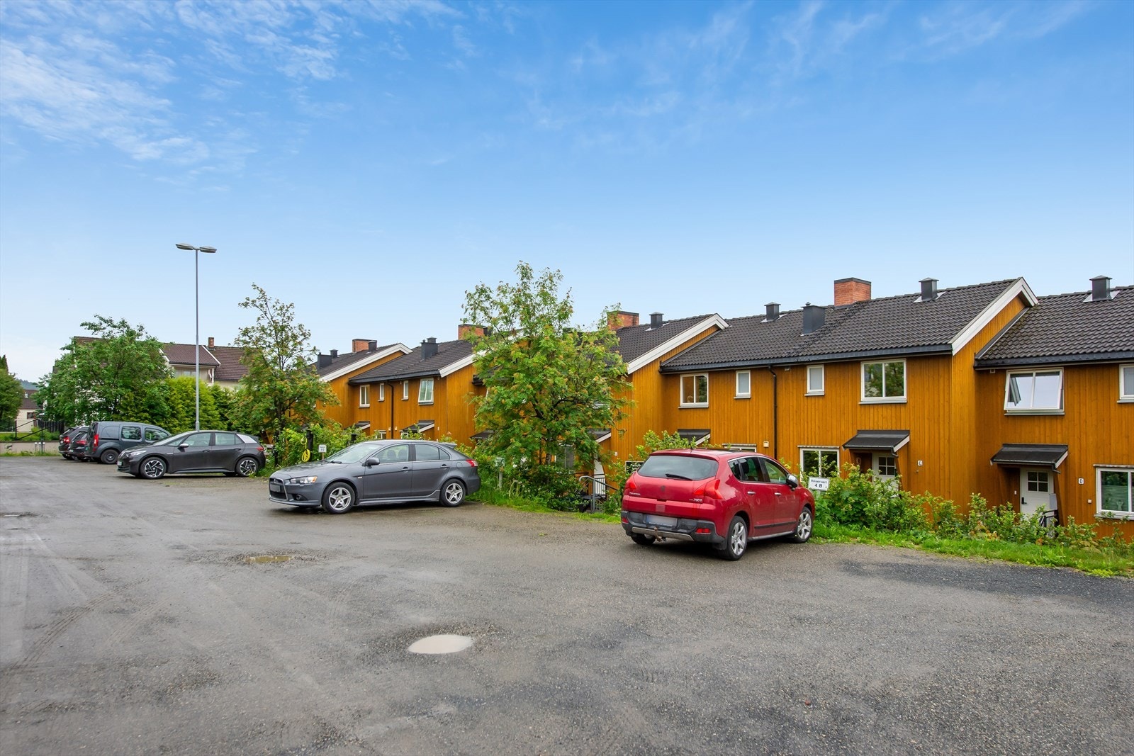Hver andelshaver disponerer en biloppstillingsplass, merket med husnummer. Borettslaget har også gjesteparkering. Galleribilde