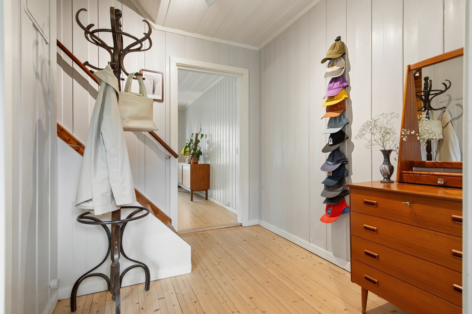 Velkommen inn i den lyse entréen. I 2020 ble det utført gulvsliping i både gang og stue. Galleribilde