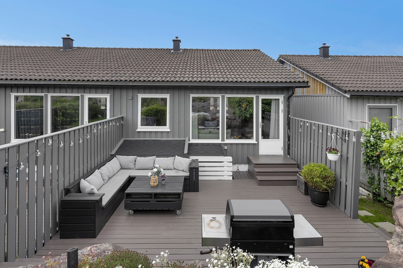 Fra stuen er det utgang til denne herlige uteplassen på baksiden Galleribilde