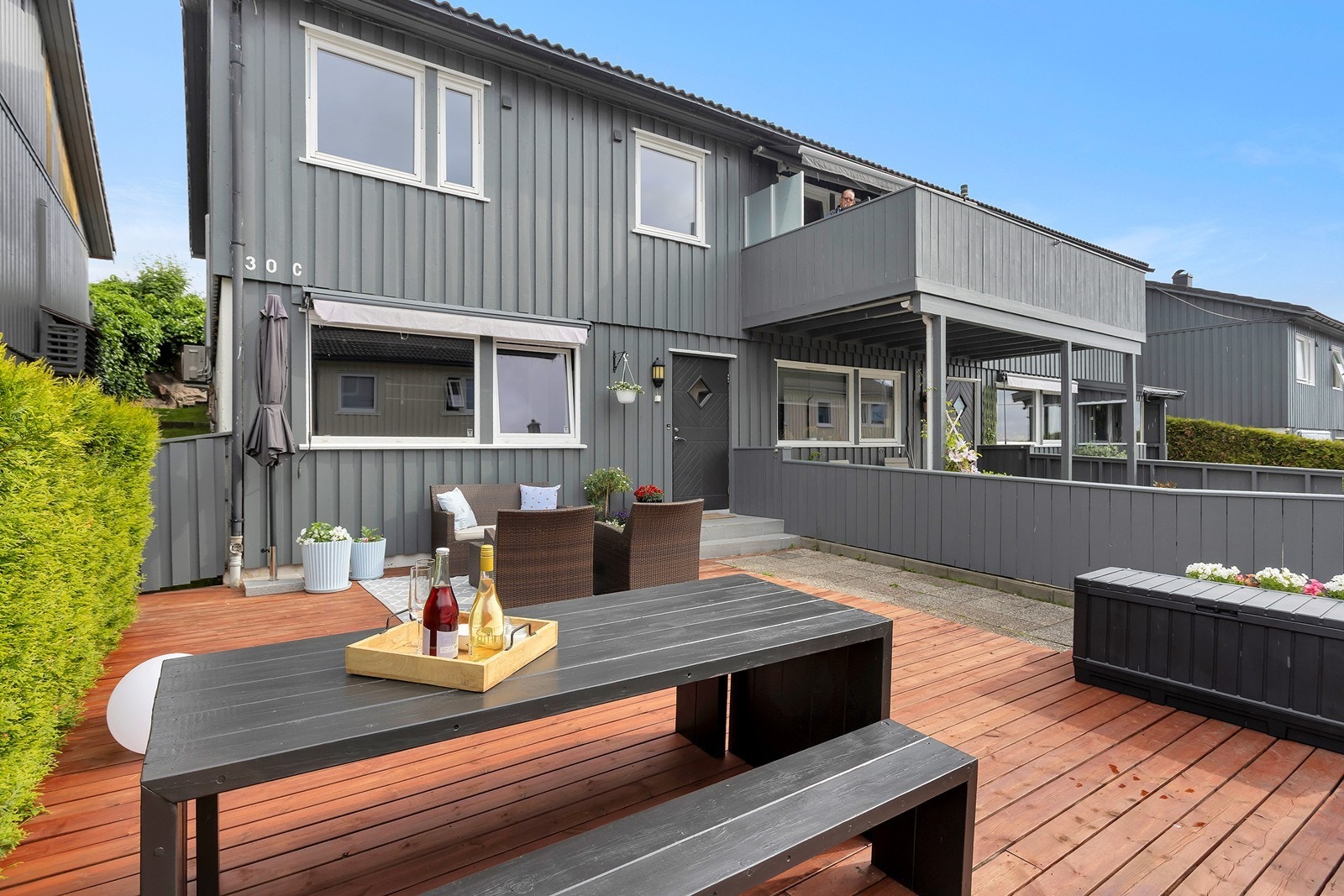 Trivelig solrik platting ved inngangspartiet, med god plass til flere sittegrupper og grill Galleribilde