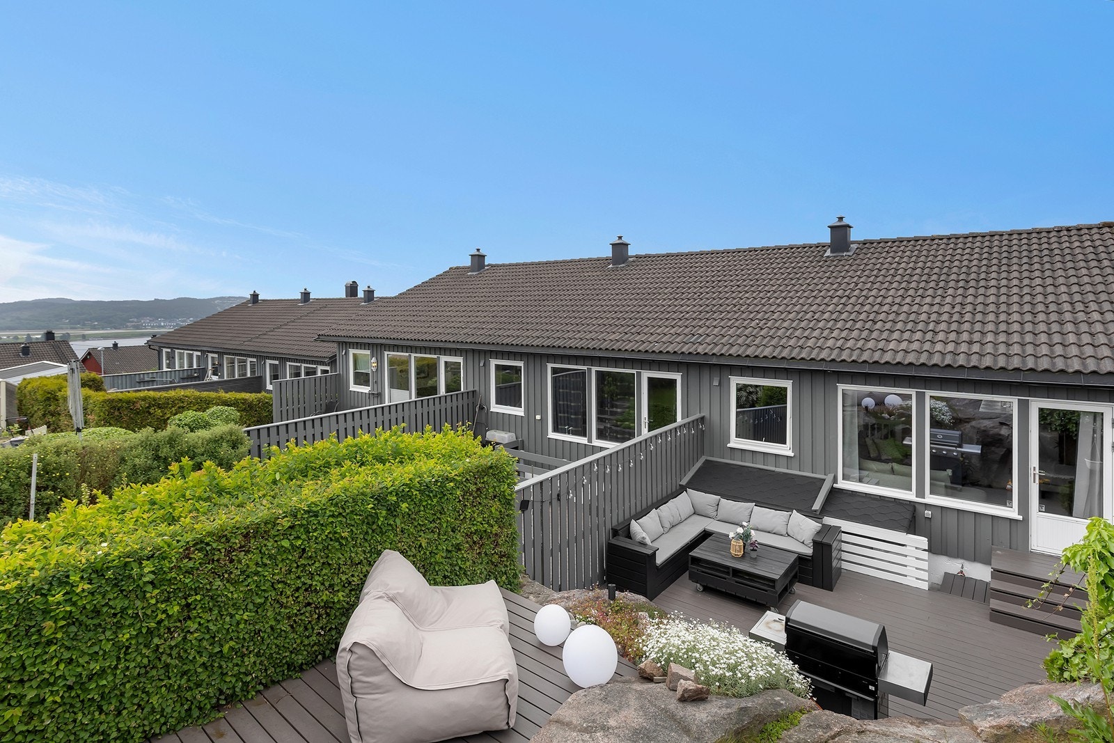 Også her lettstelt med plattinger og naturtomt, med opphøyet platå øverst Galleribilde