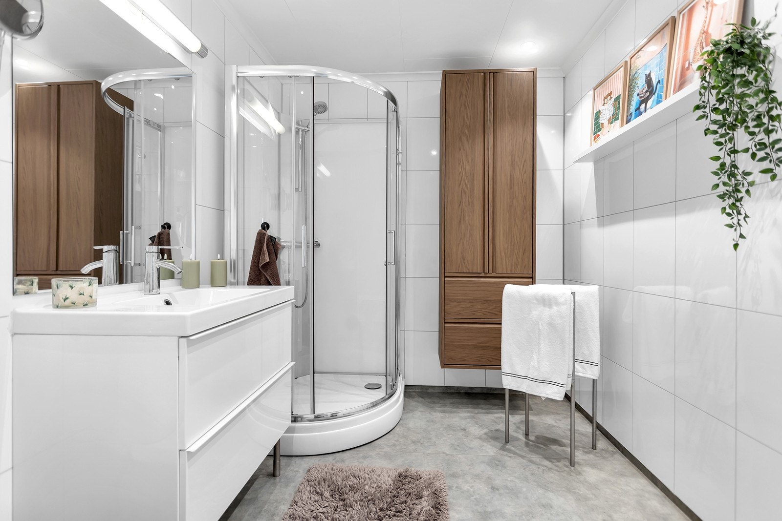Pent bad, pusset opp i 2011. Badet har dusjkabinett, innredning med nedfelt servant, toalett og oppbevaringsskap på vegg. Galleribilde