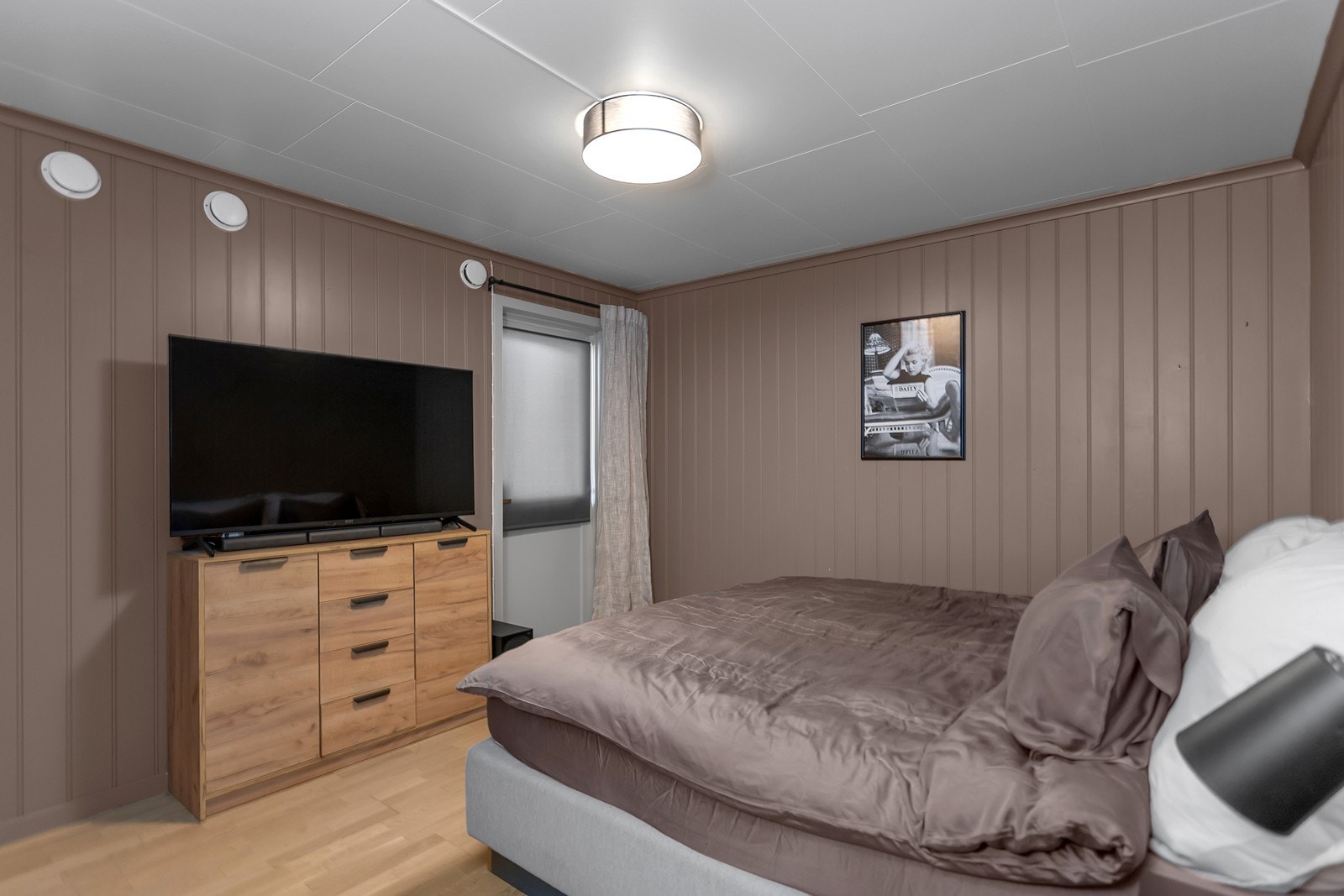 I tillegg til et rom innredet som soverom m/eget walk-in-closet. Dette rommet har egen utgang, men er ikke søkt bruksendret til soverom og vil frem til en slik godkjent søknad evt. foreligger ikke være godkjent for varig opphold Galleribilde