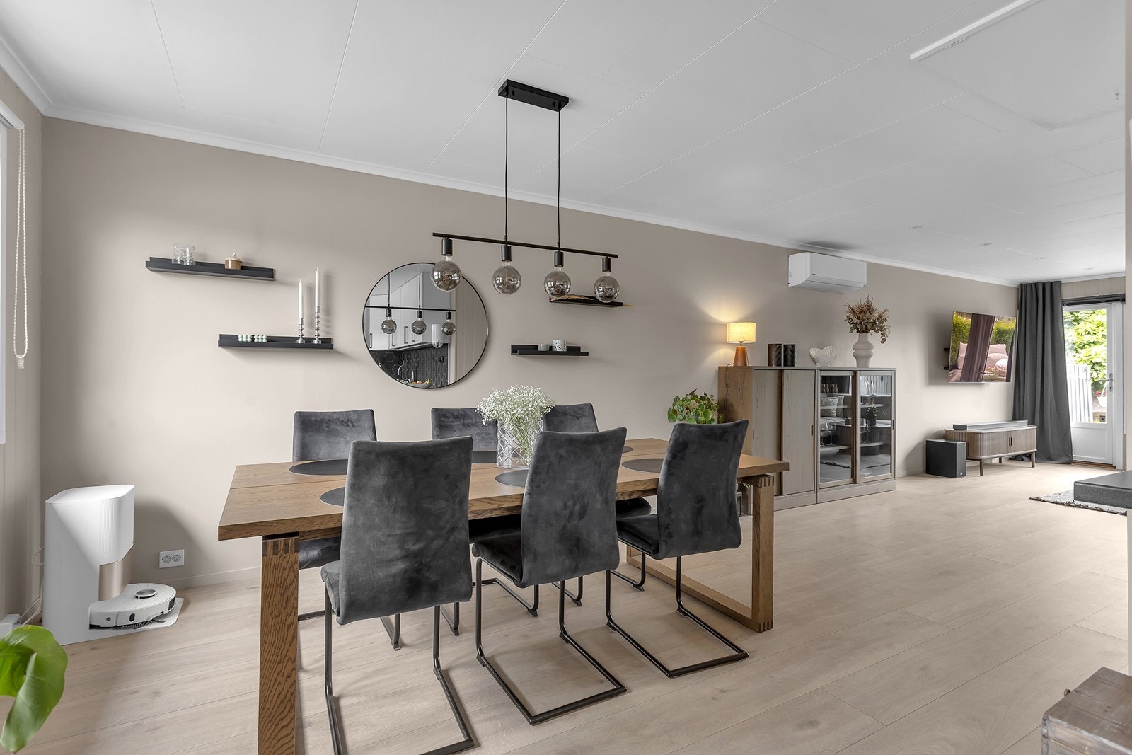Stuen fremstår i lyse og moderne farger og har nytt gulv Galleribilde