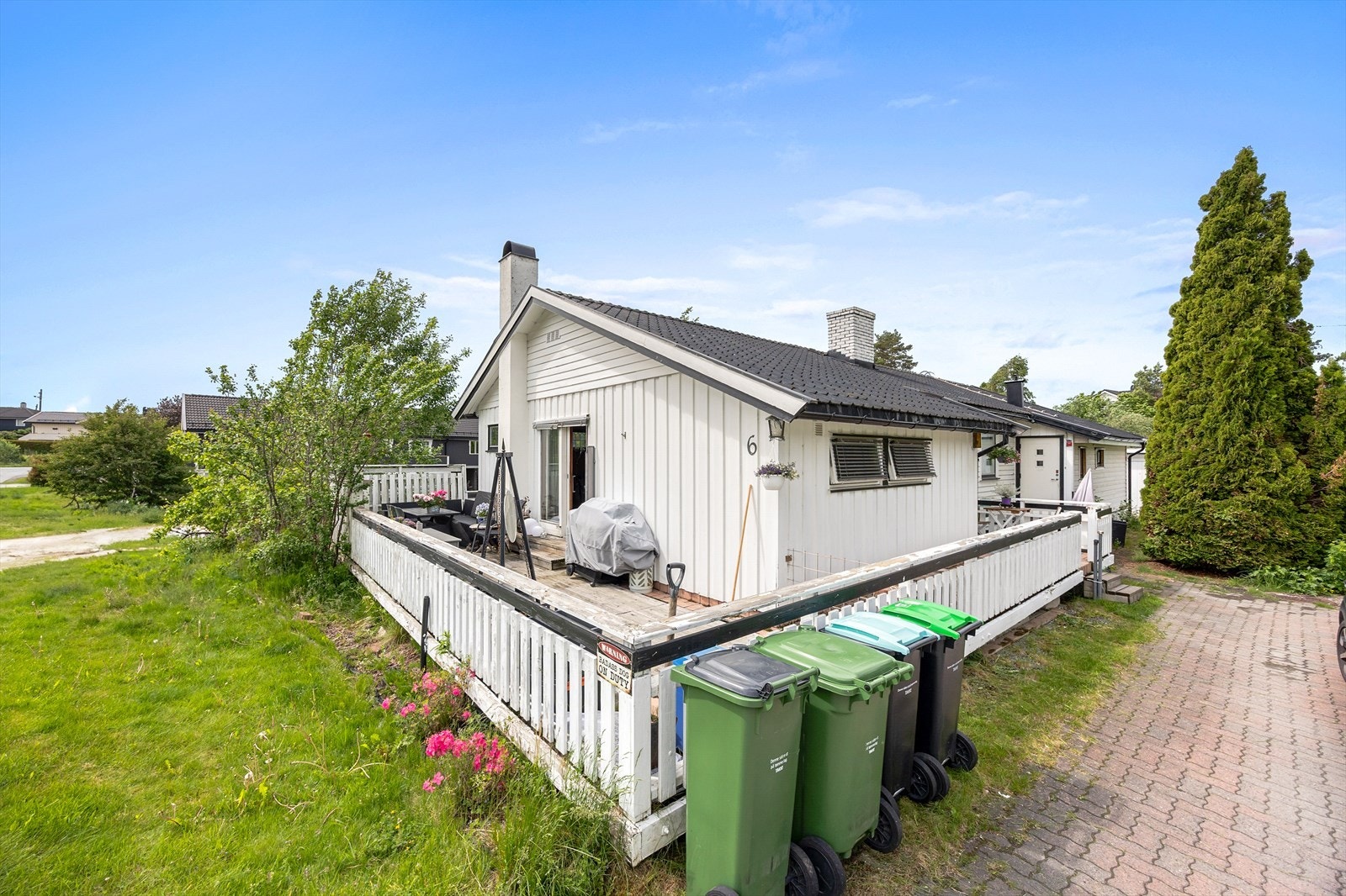 Eiendommen ligger i et etablert og fredelig boligområde på Lørenfallet. Galleribilde