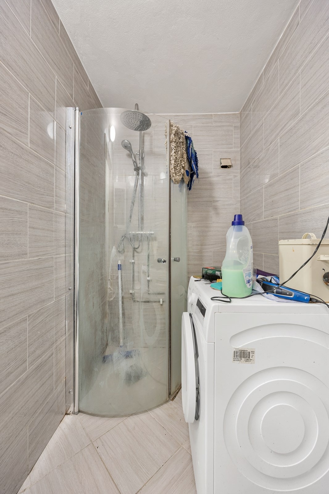 Badet er utstyrt med dusjkabinett og har opplegg for vaskemaskin. Galleribilde